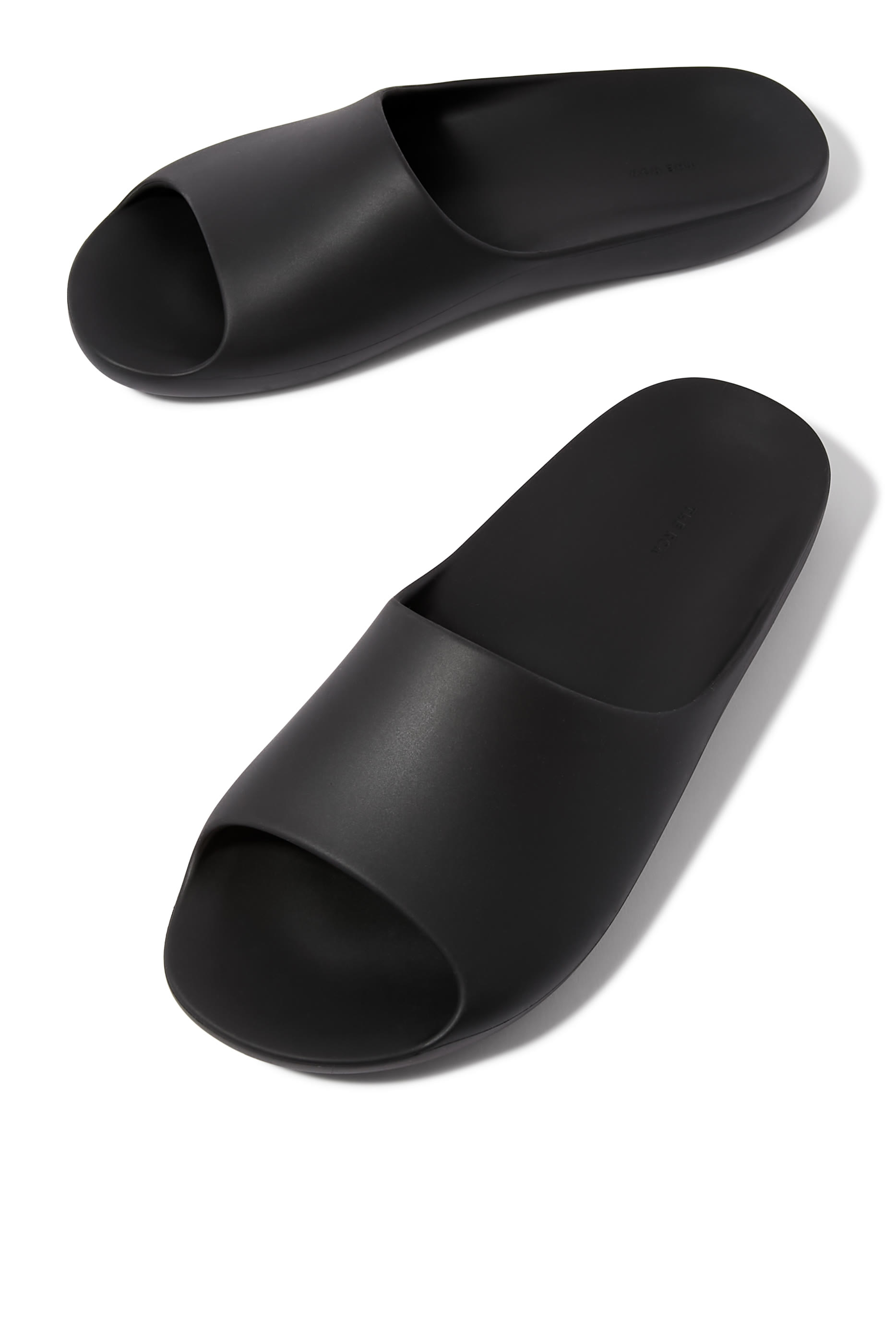 حذاء مفتوح أما