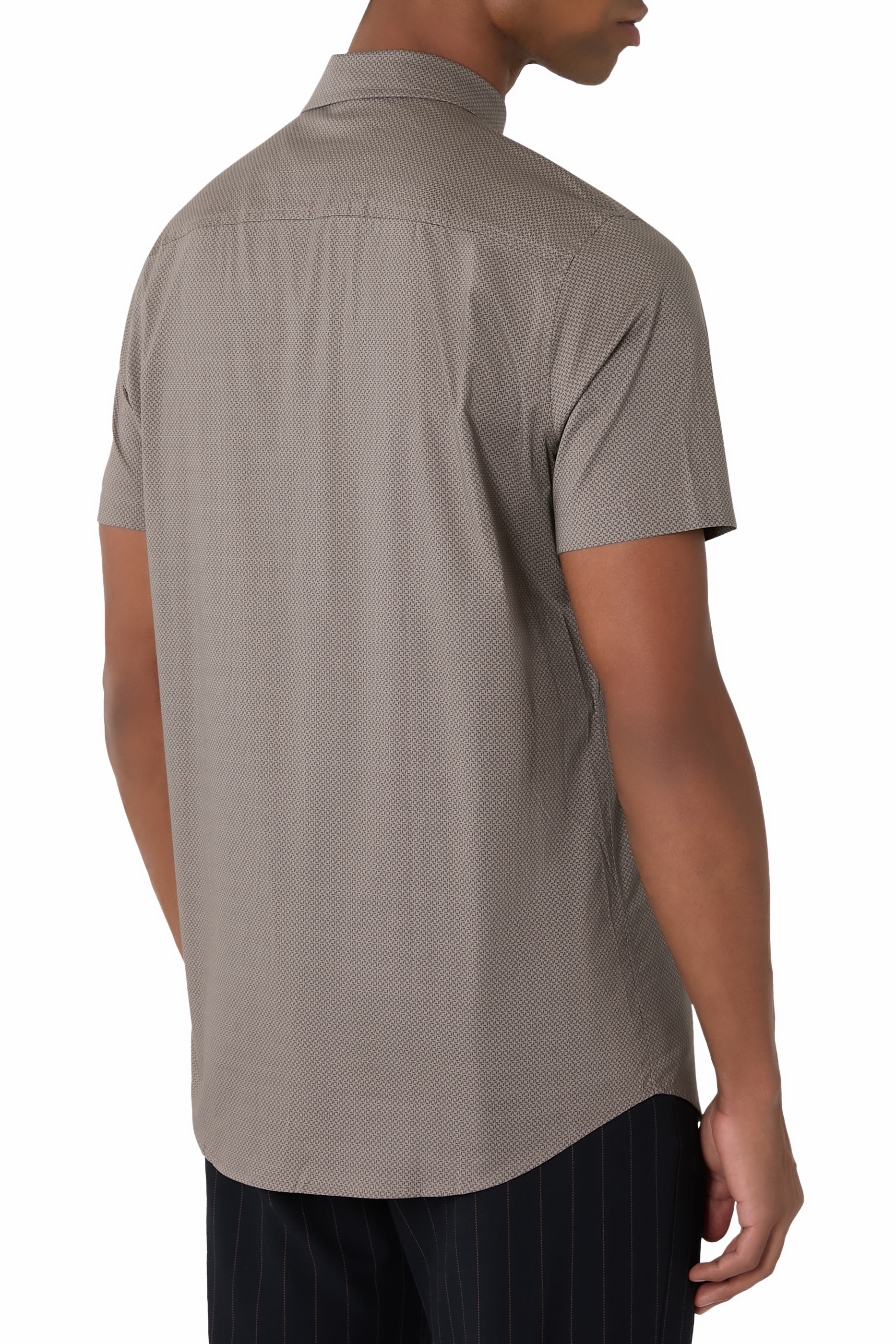 قميص بقصة ضيقة بأكمام قصيرة