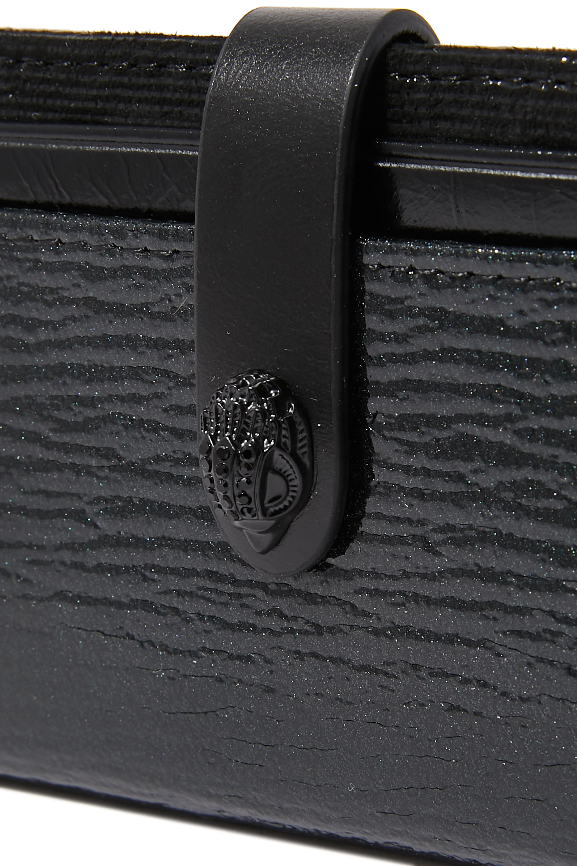 محفظة بفتحات متعددة للبطاقات