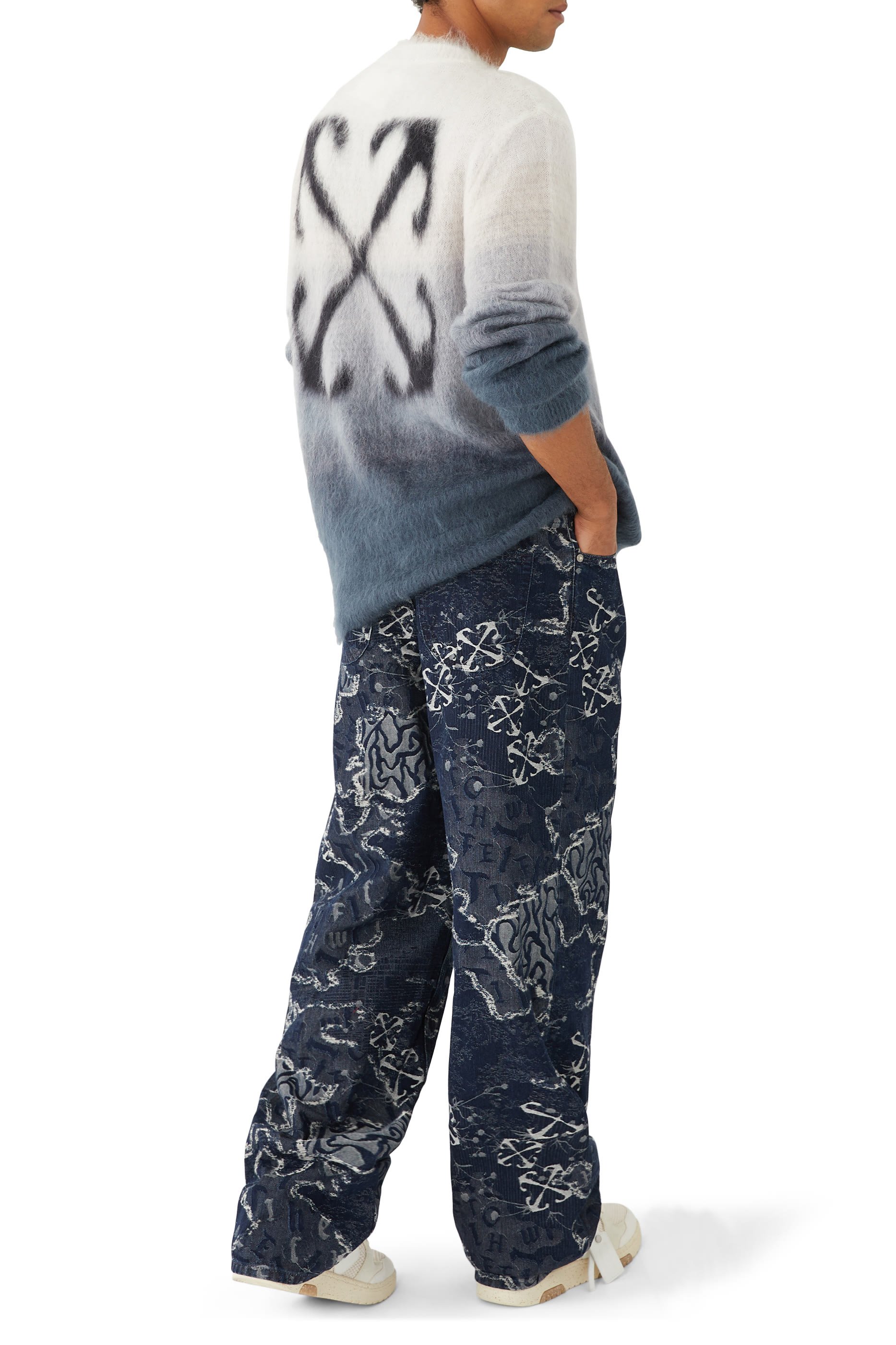 كنزة بياقة ضيقة ولون متدرج ونقشة أسهم نسيج موهير