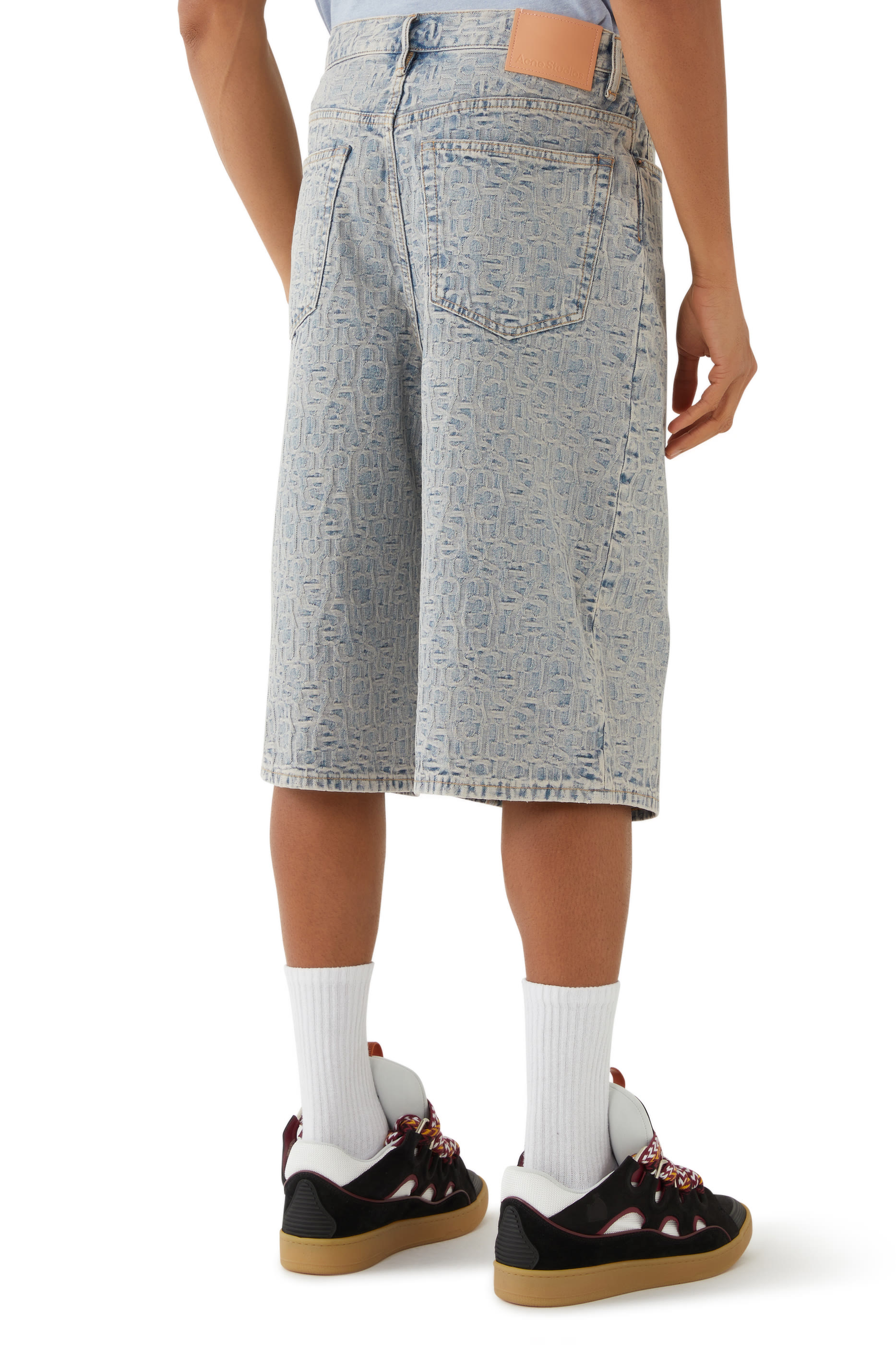 شورت دنيم بحروف الماركة