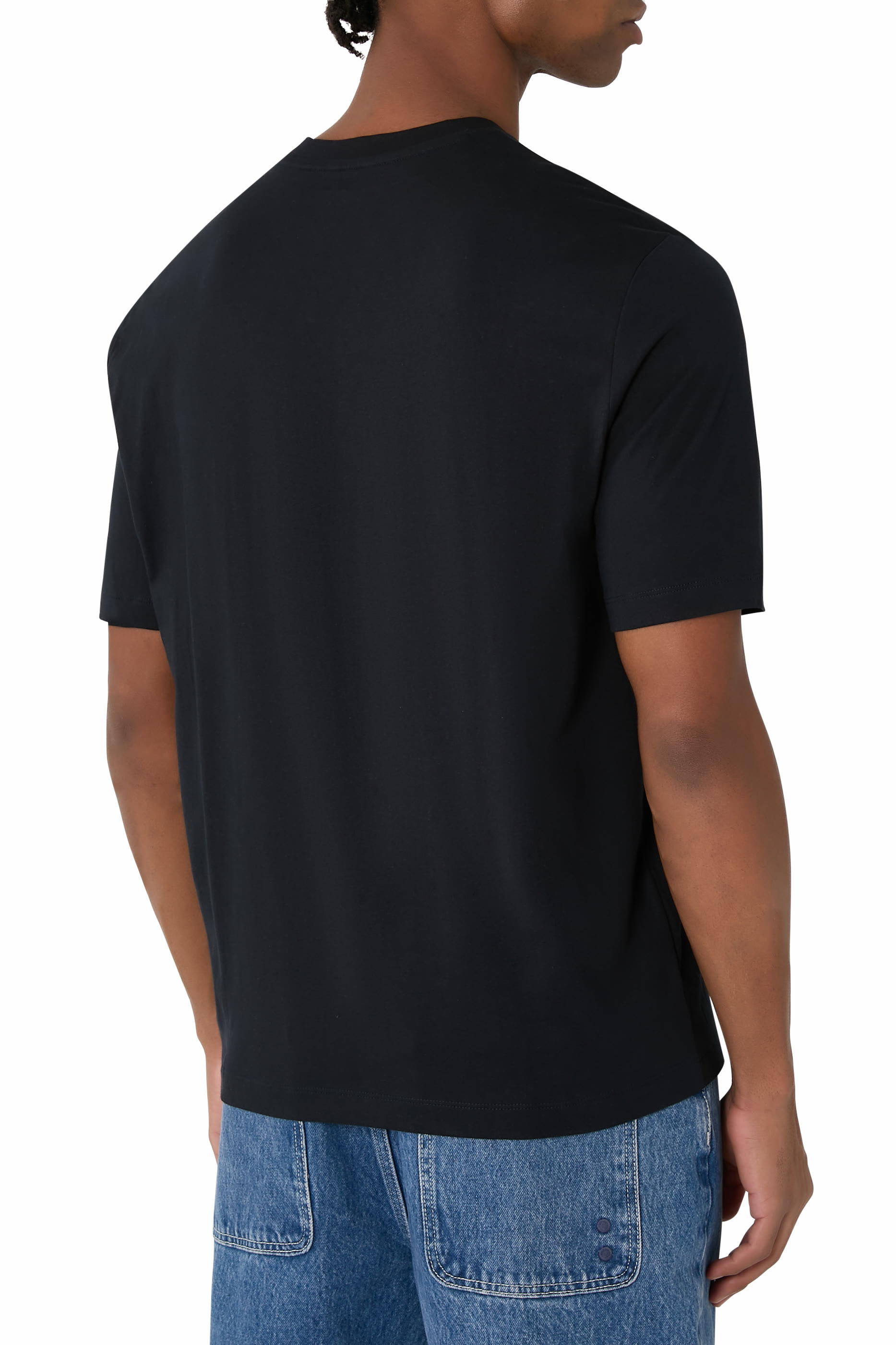 تيشيرت مزين بطبعة بشعار الماركة على الصدر الجانبي