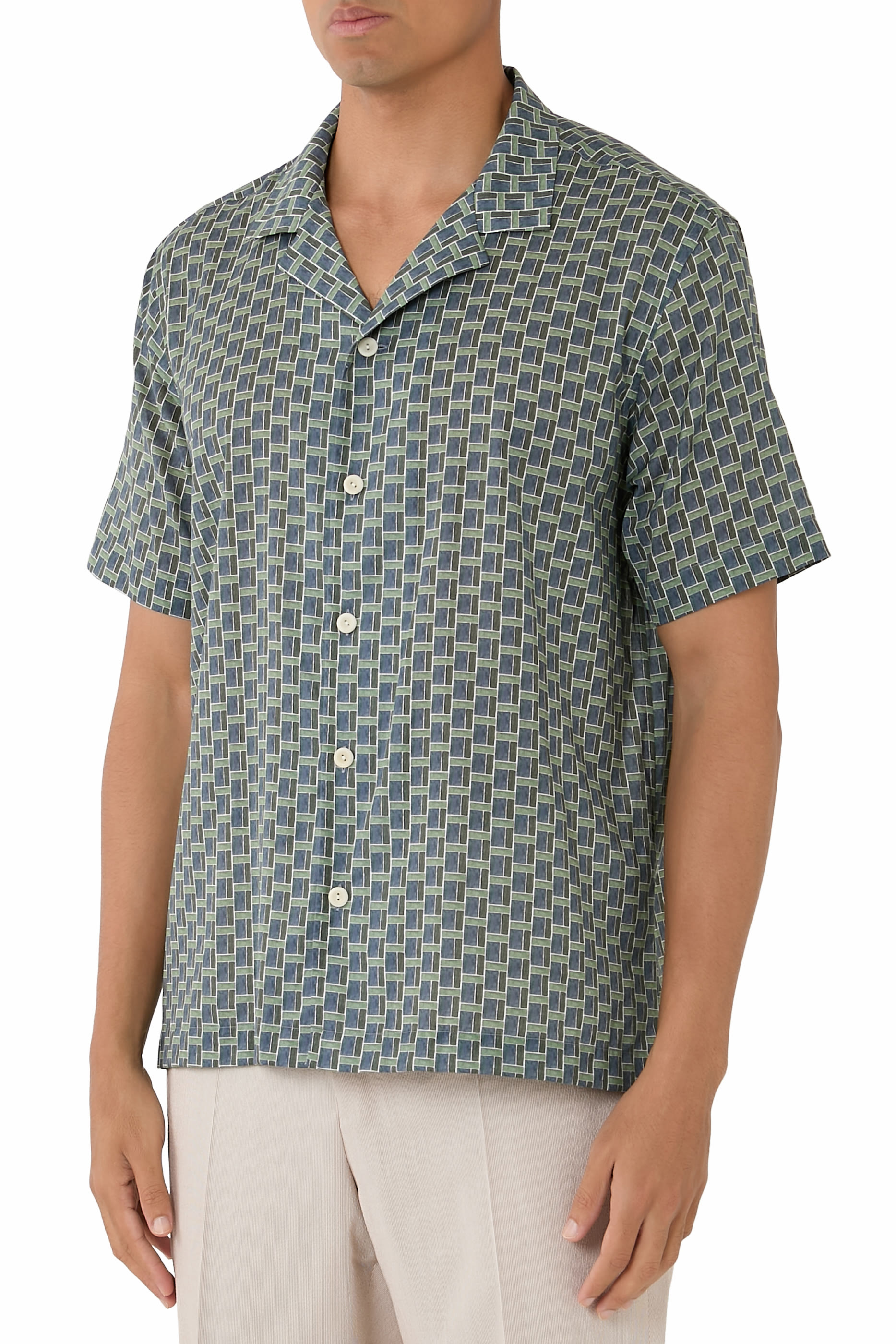 قميص ريزورت بقصة مريحة ونقشة هندسية