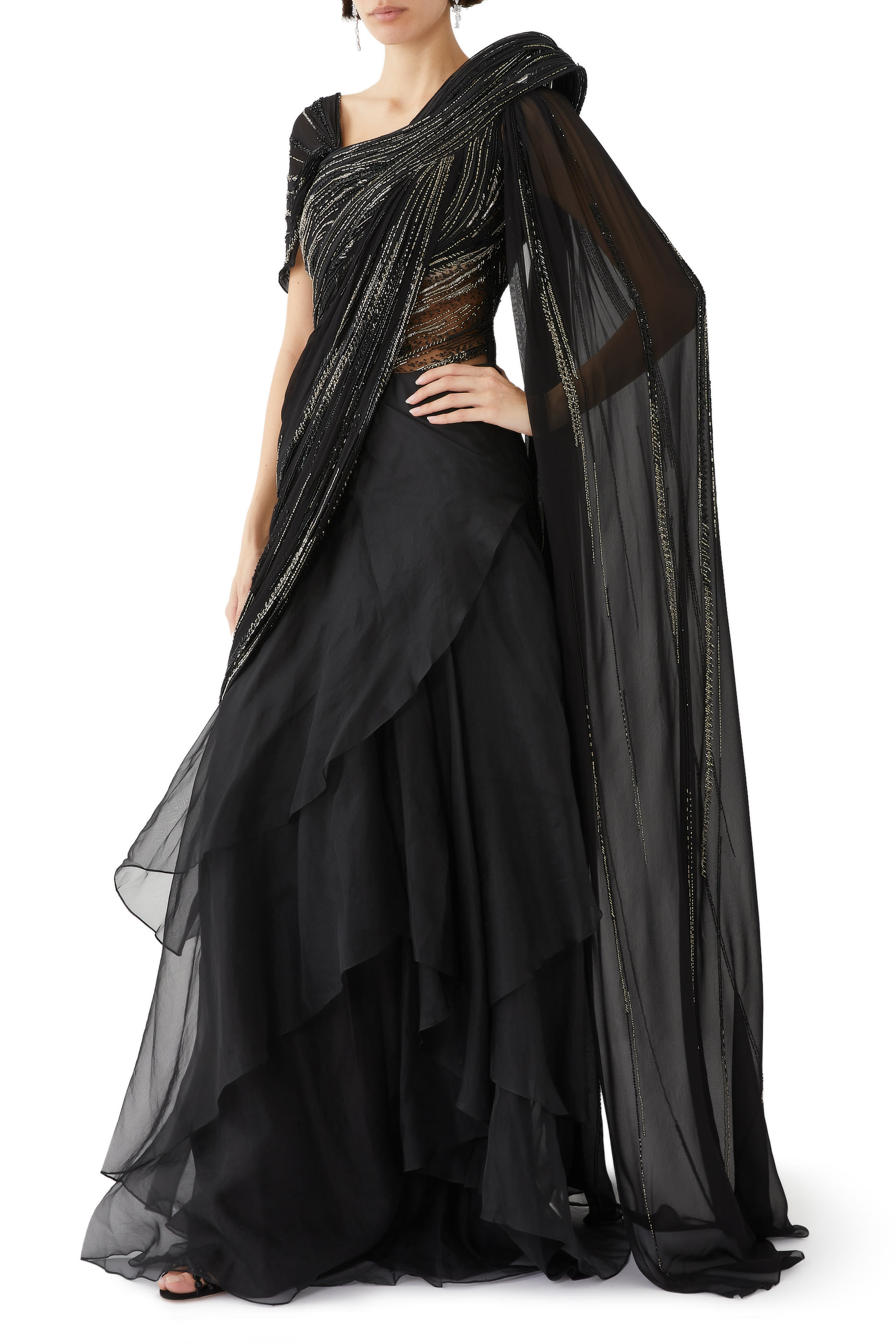 فستان سهرة بكتف واحد وتفاصيل بتصميم ساري