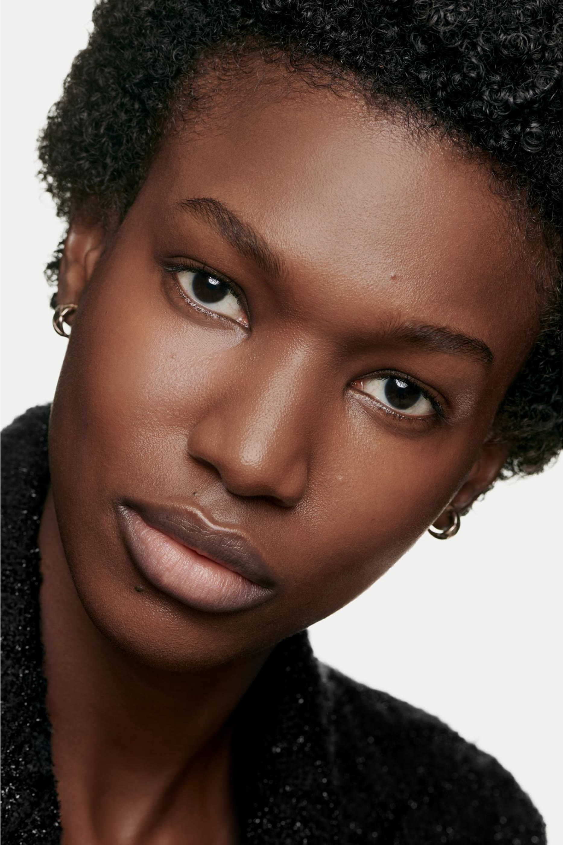 مستحضر أساس مرطّب وطويل الثبات ،لإشراقة صحية وطبيعية LES BEIGES FOND DE TEINT