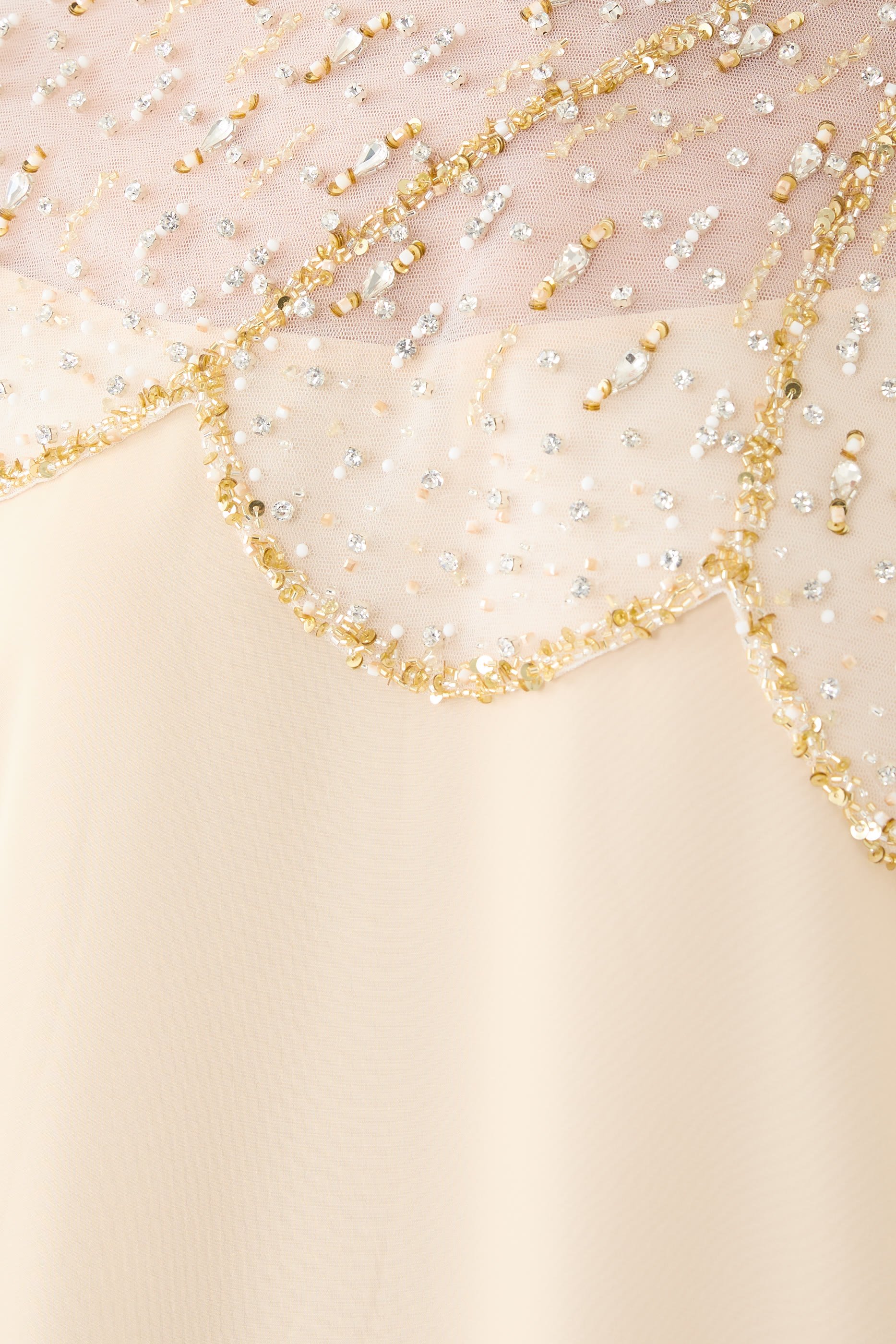 فستان طويل بنقشة صدفية مزينة