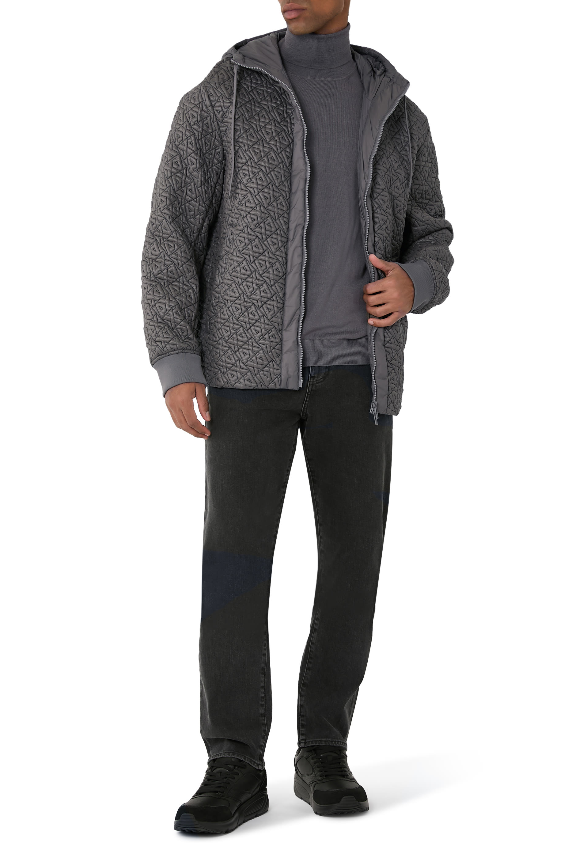  جاكيت مزين بشعار الماركة