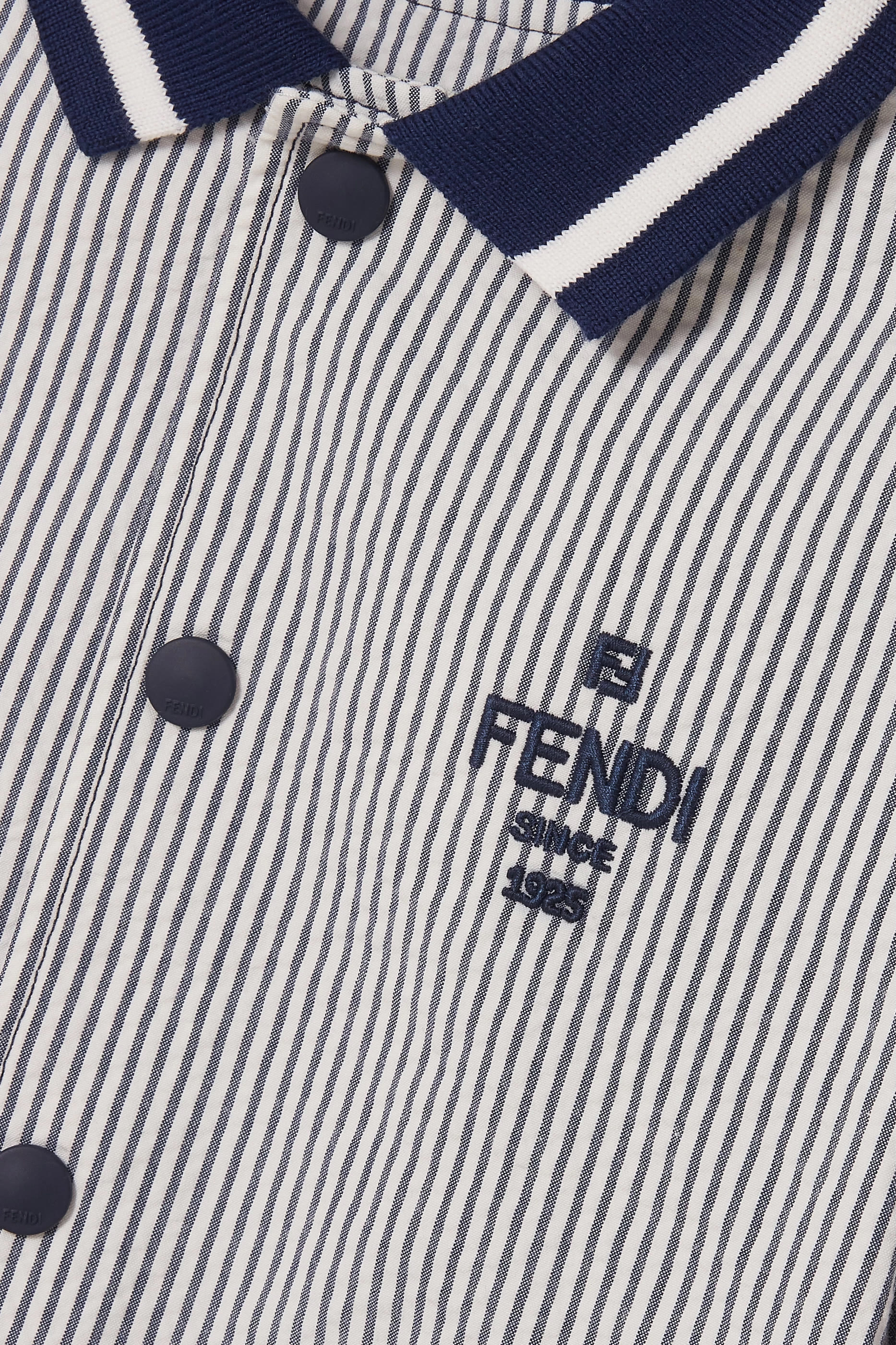 جاكيت مخطط بشعار الماركة للأطفال