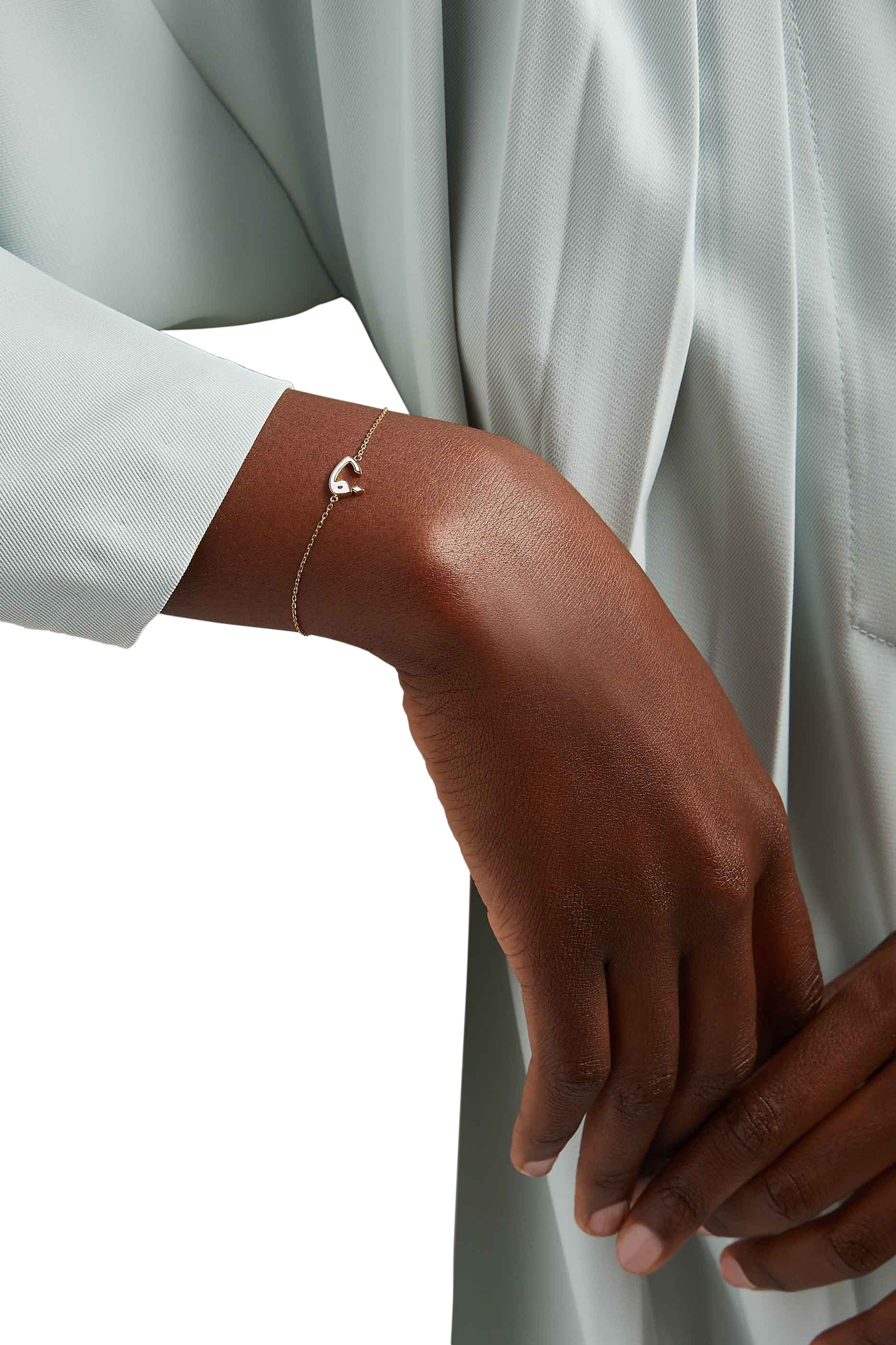 سوار مينا بحلية حرف ف مطلية بمينا أبيض