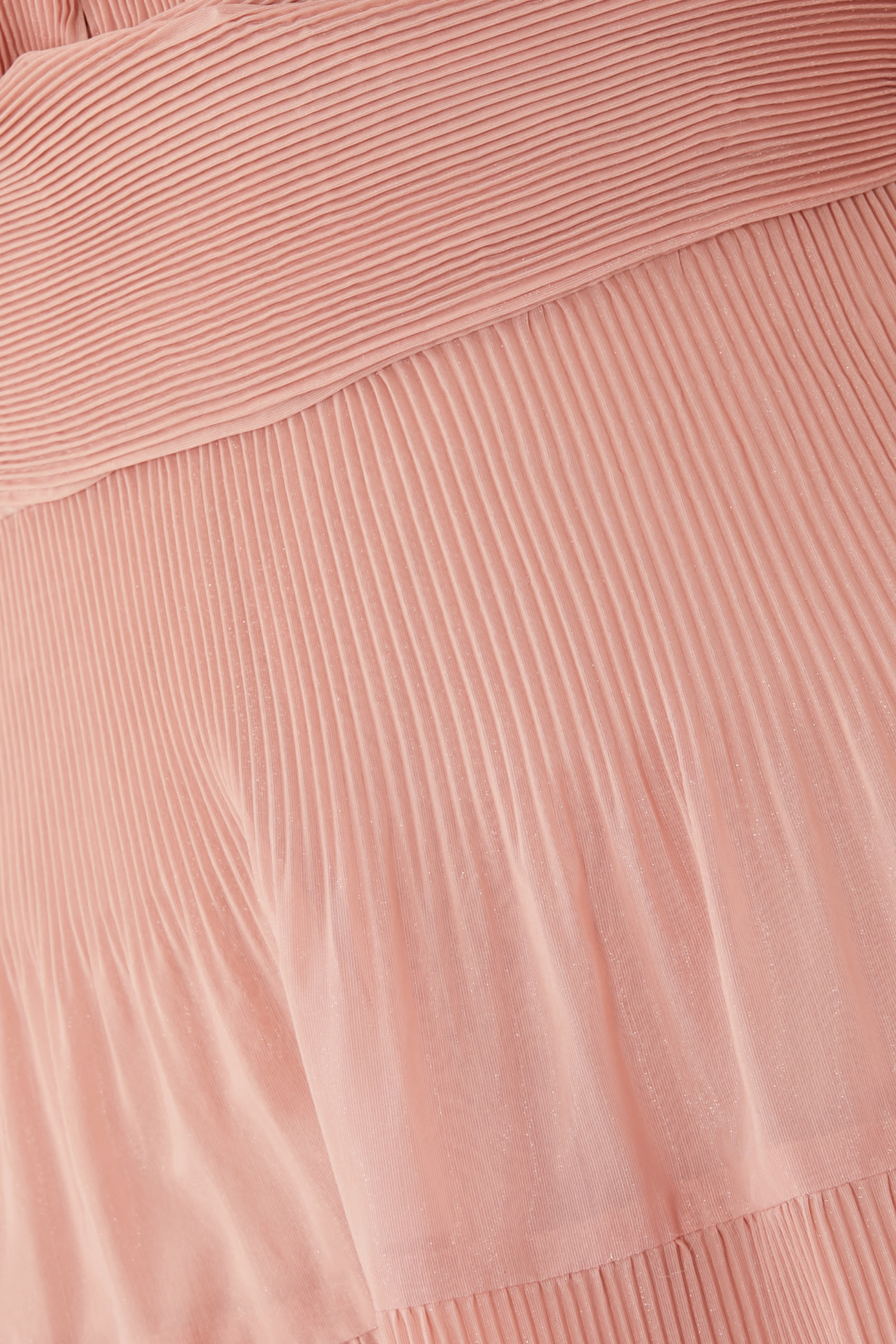 فستان متوسط الطول بطيات