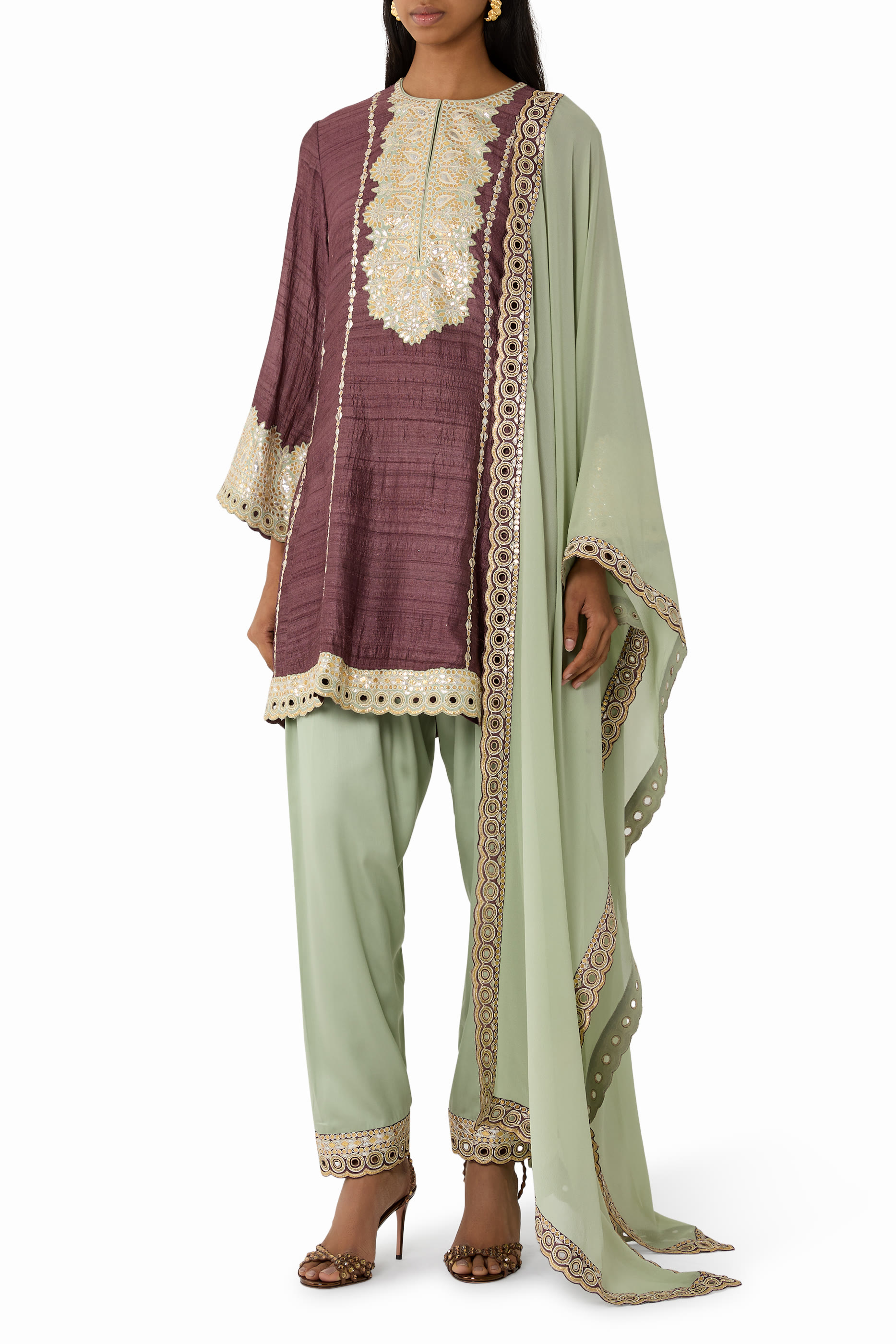 بدلة عمل غوتا