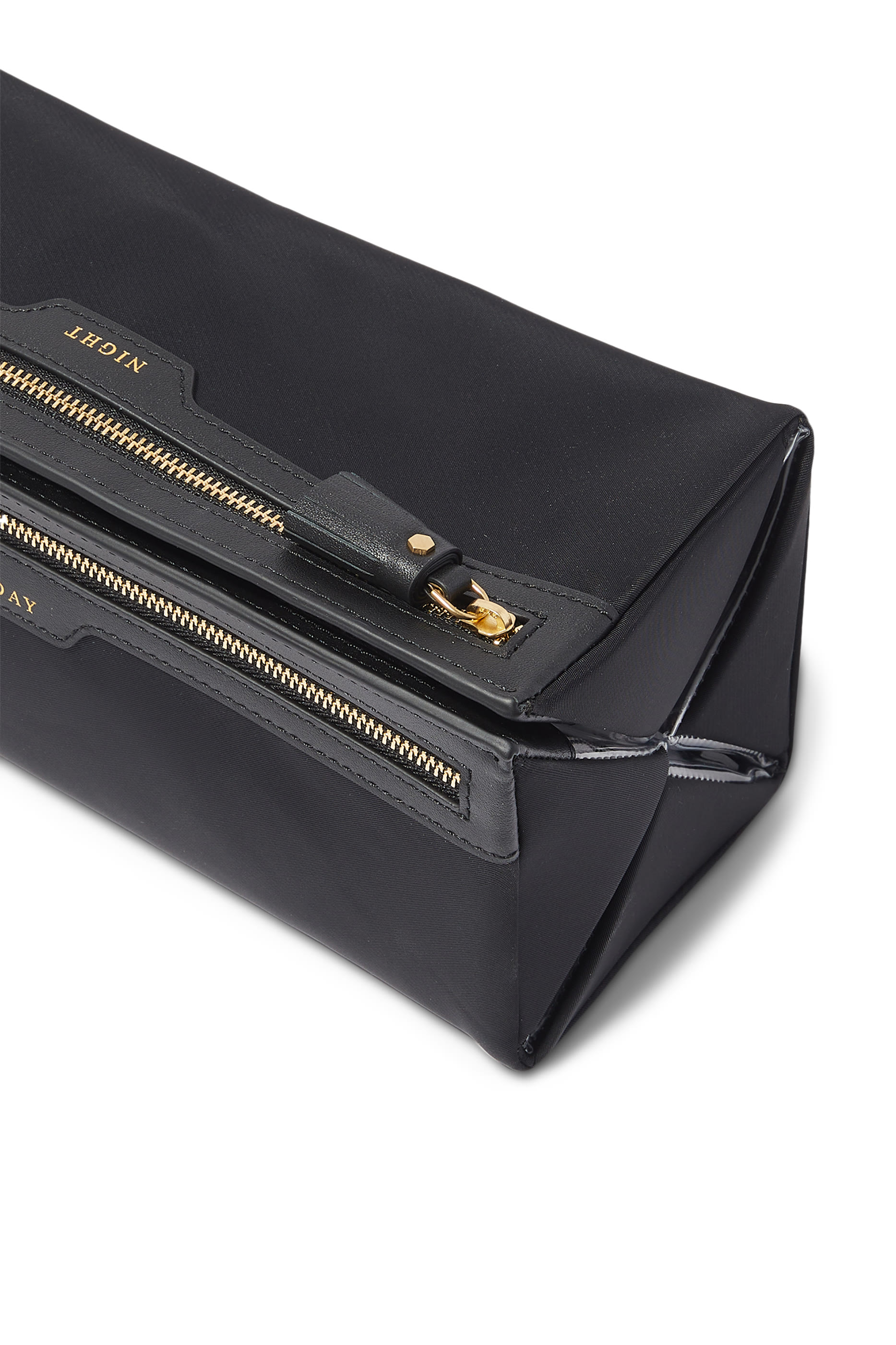 حقيبة صغيرة داي اند نايت بشعار الماركة