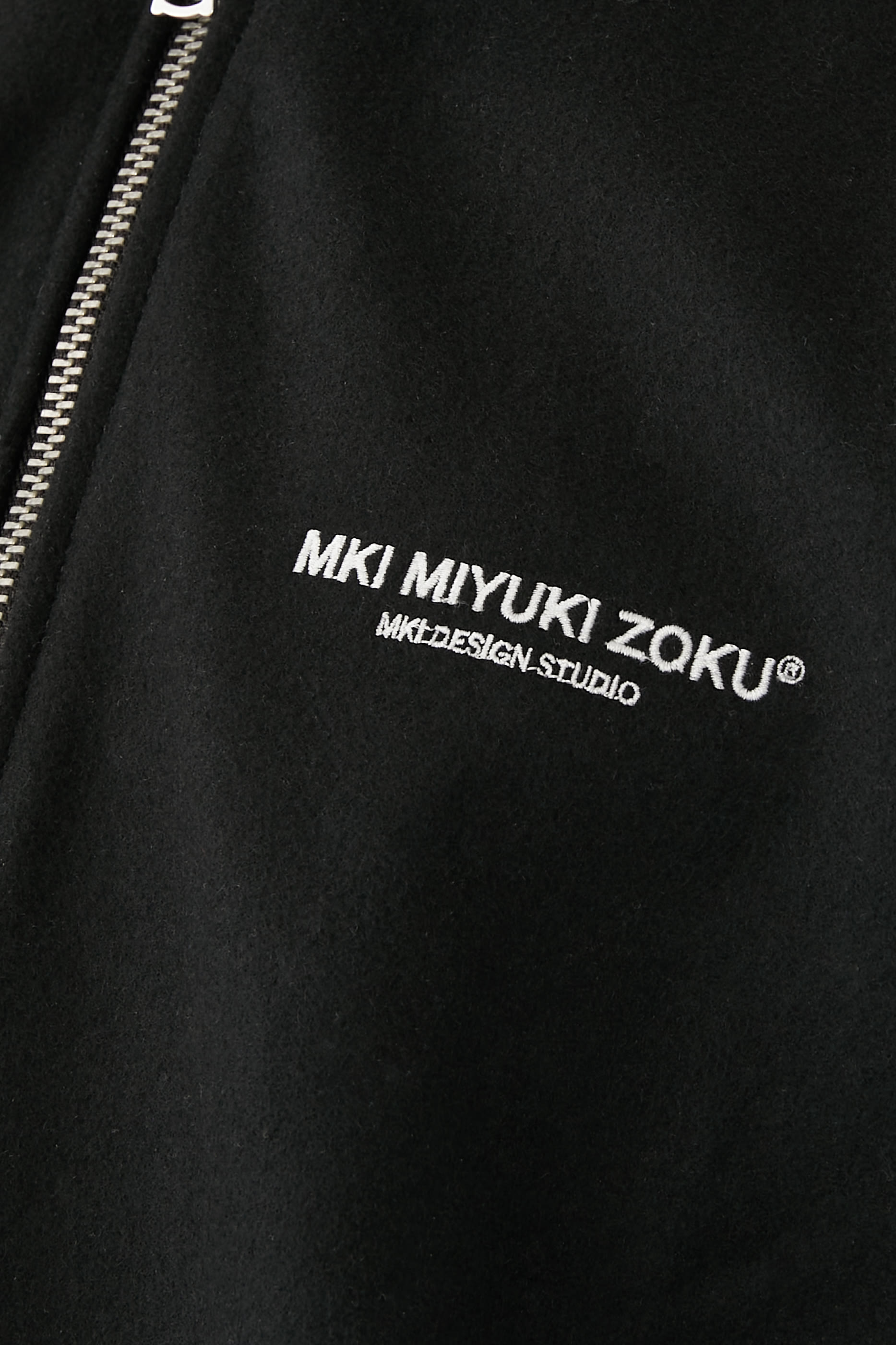 جاكيت بتصميم جامعي جلد