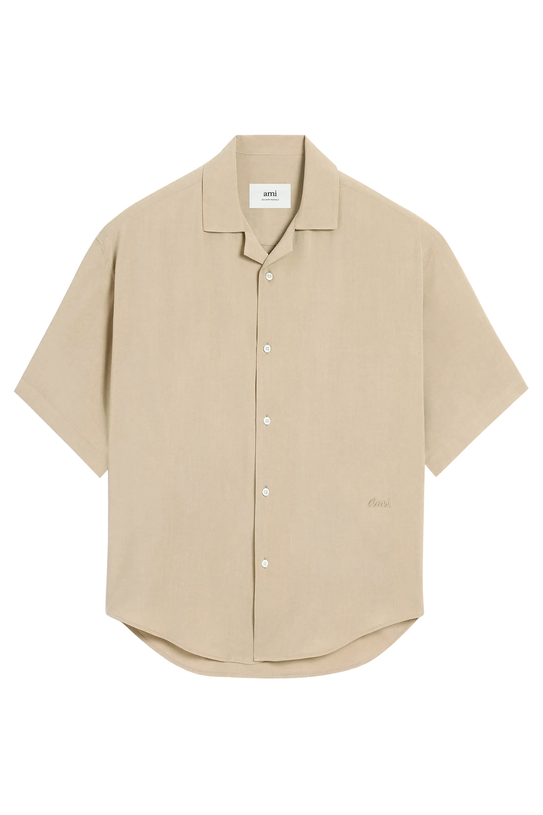 قميص بياقة مطوية وشعار الماركة