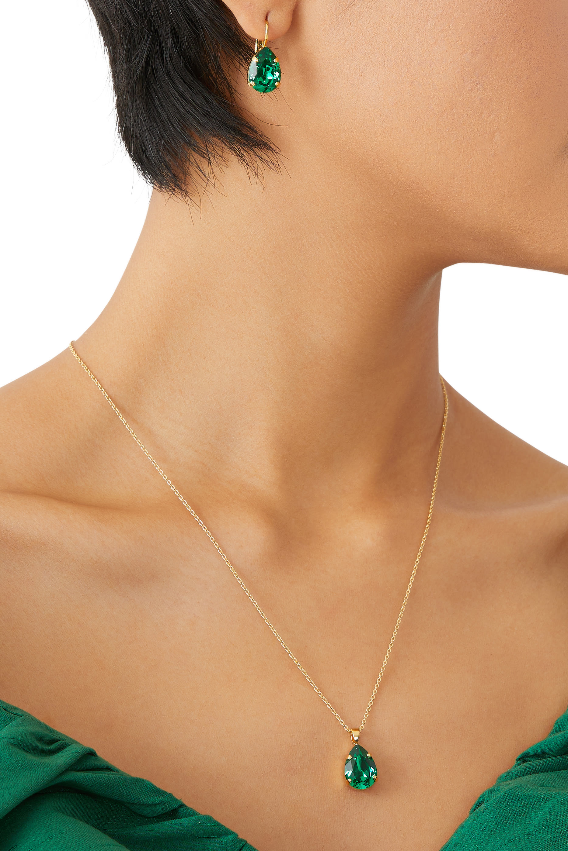 أقراط صغيرة متدلية بمشبك