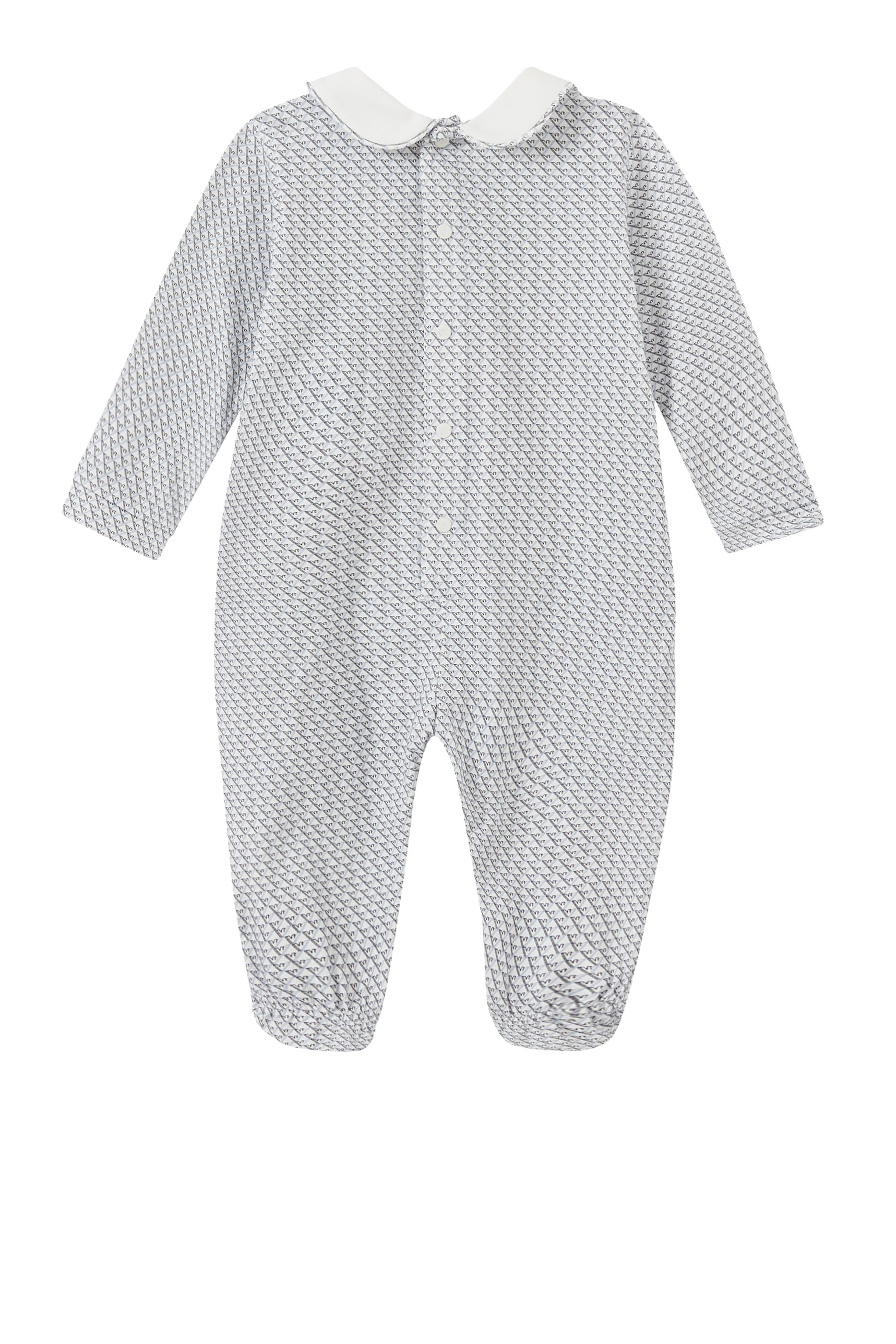 جمبسوت بشعار الماركة ضمن تشكيلة الملابس الأساسية