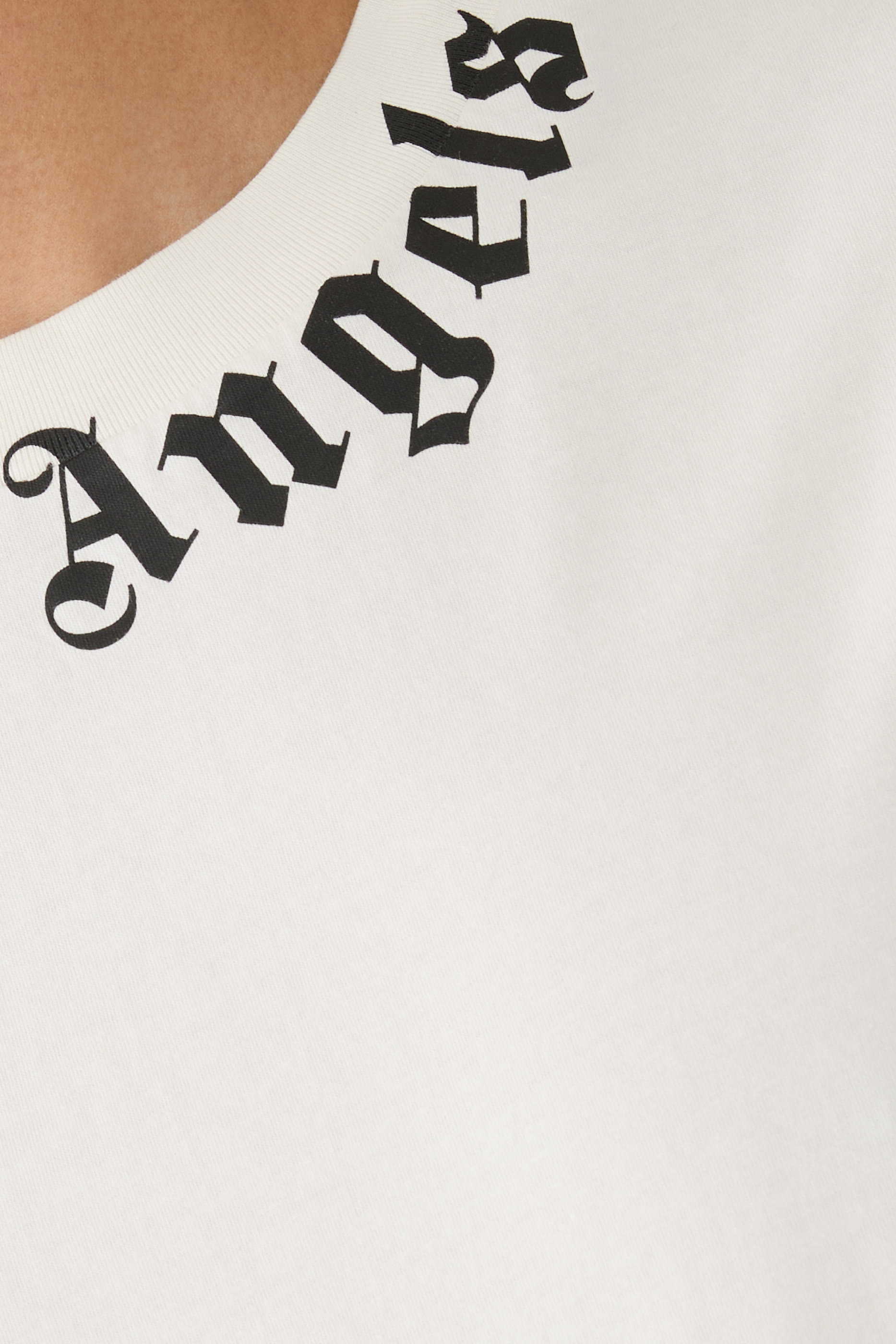 تيشيرت بشعار الماركة عند الياقة