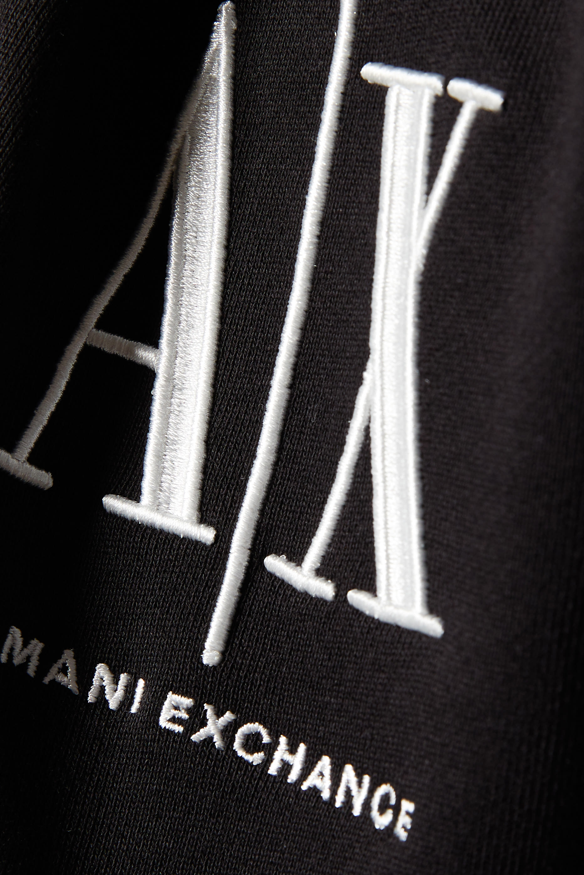 كنزة بغطاء رأس بشعار الماركة