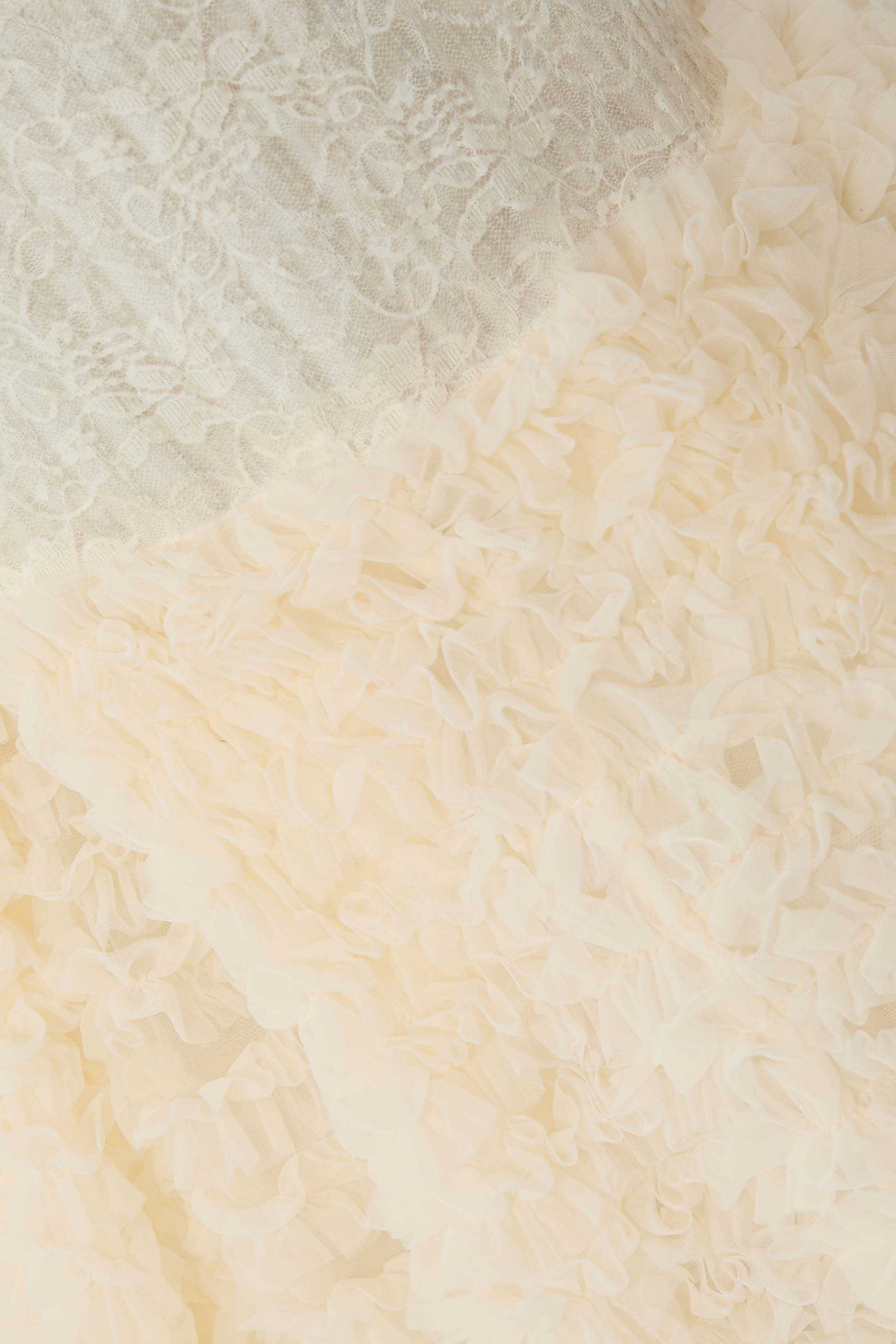 فستان طويل مطرز بالترتر