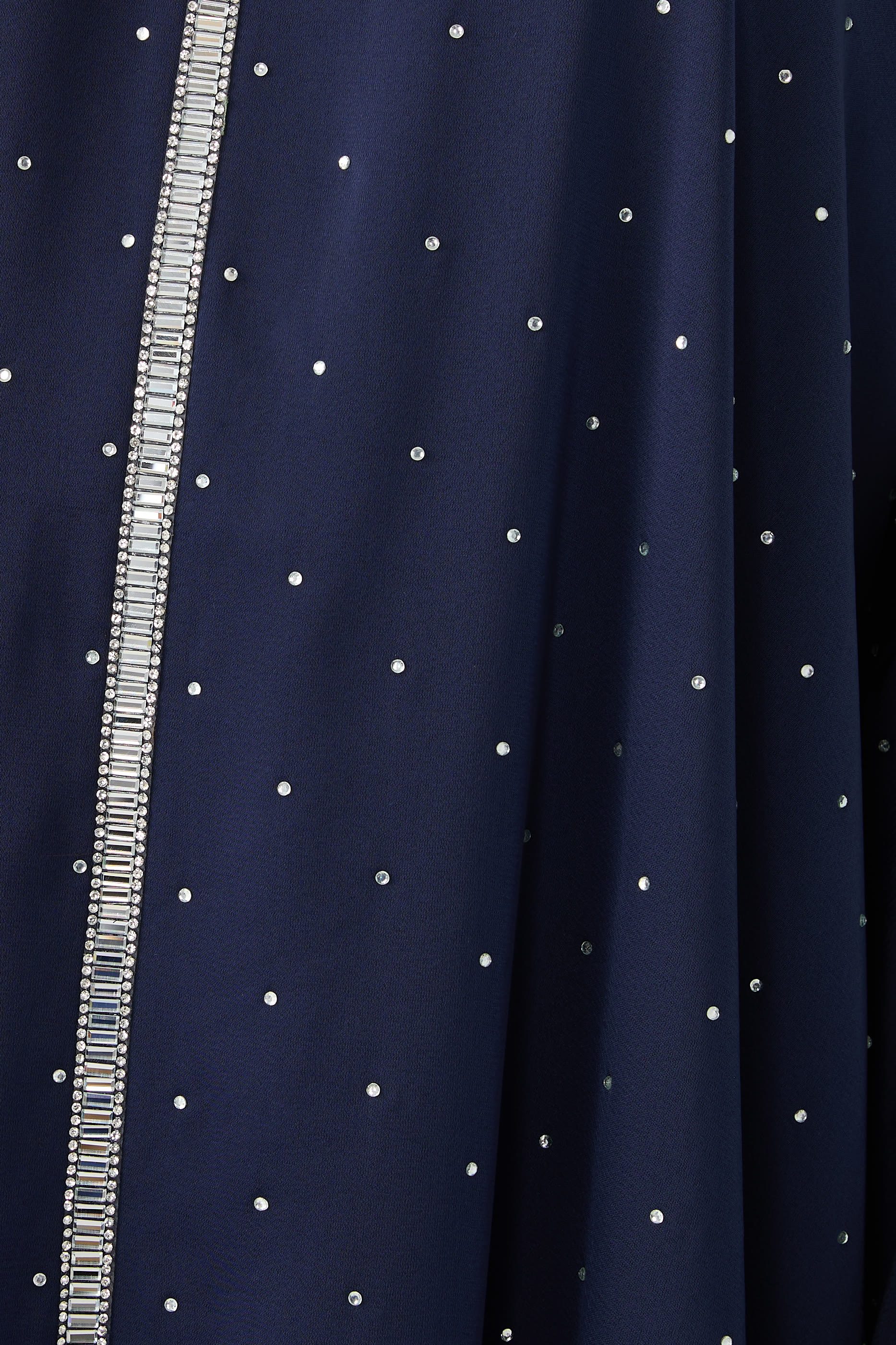 قفطان بقصة مريحة وحلي وحواف مزينة