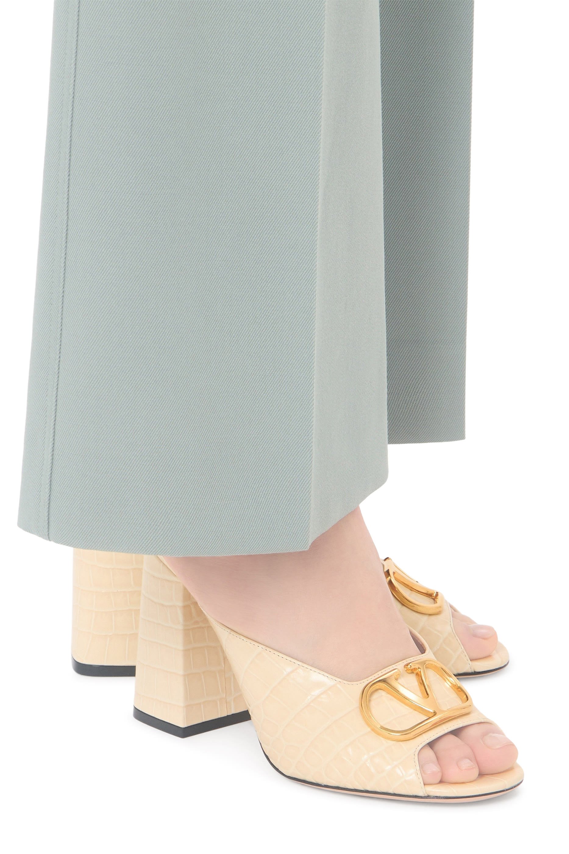 صندل 95 بشعار الماركة جلد عجل بنقشة