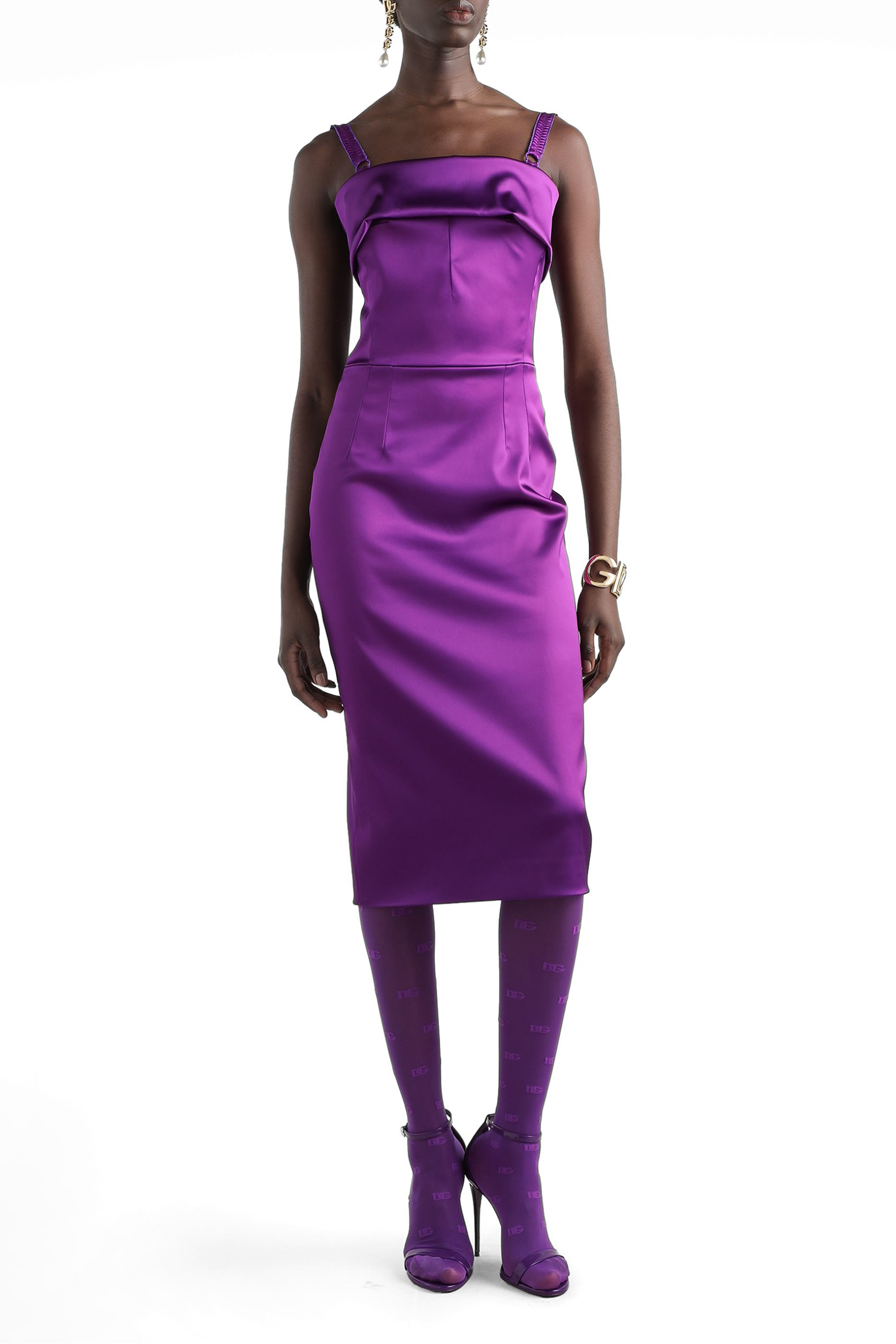 فستان بقصة ضيقة ستان