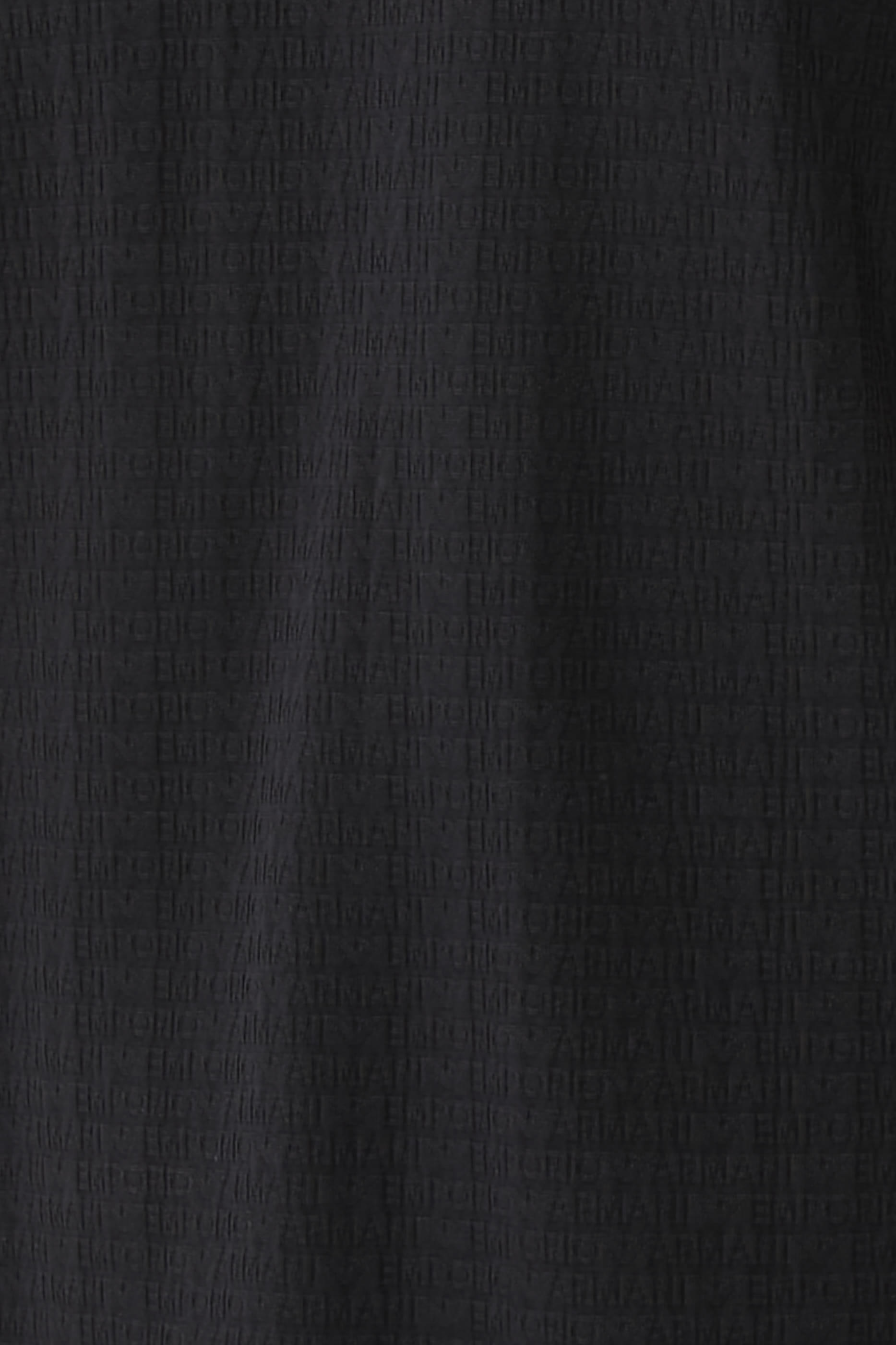 تيشيرت بنقشة شعار الماركة بحجم صغير