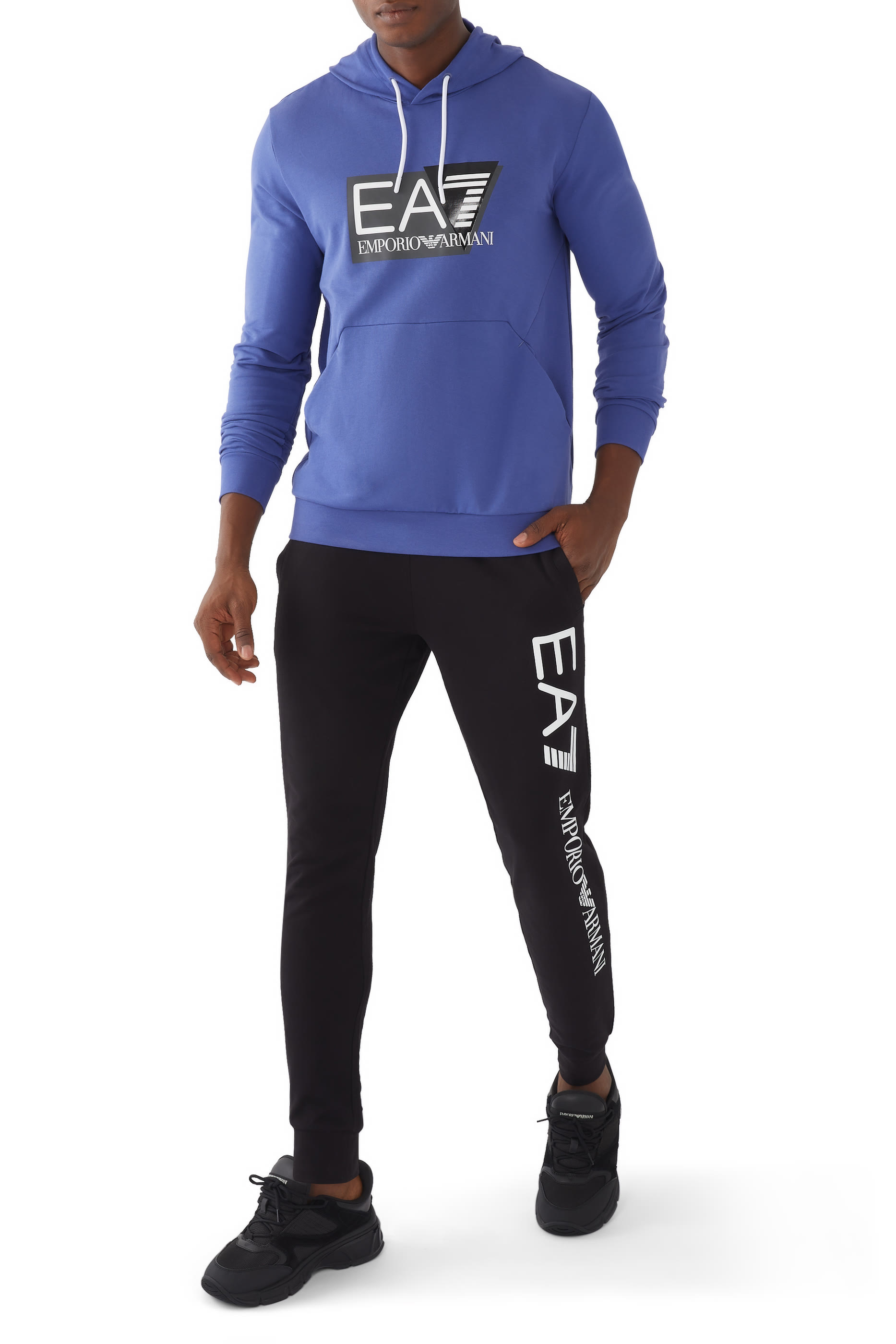 هودي رياضي بشعار الماركة عاكس