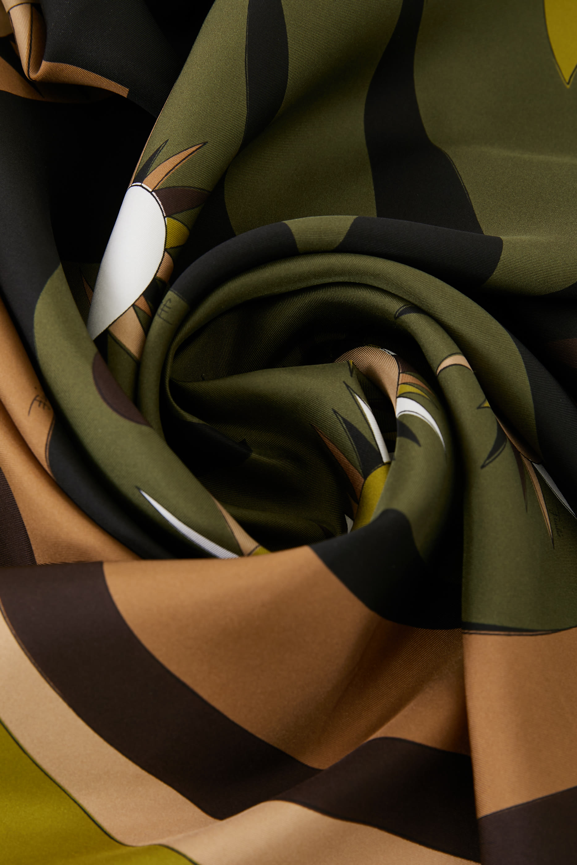 وشاح ستيلا مربع بطبعة حرير تويل