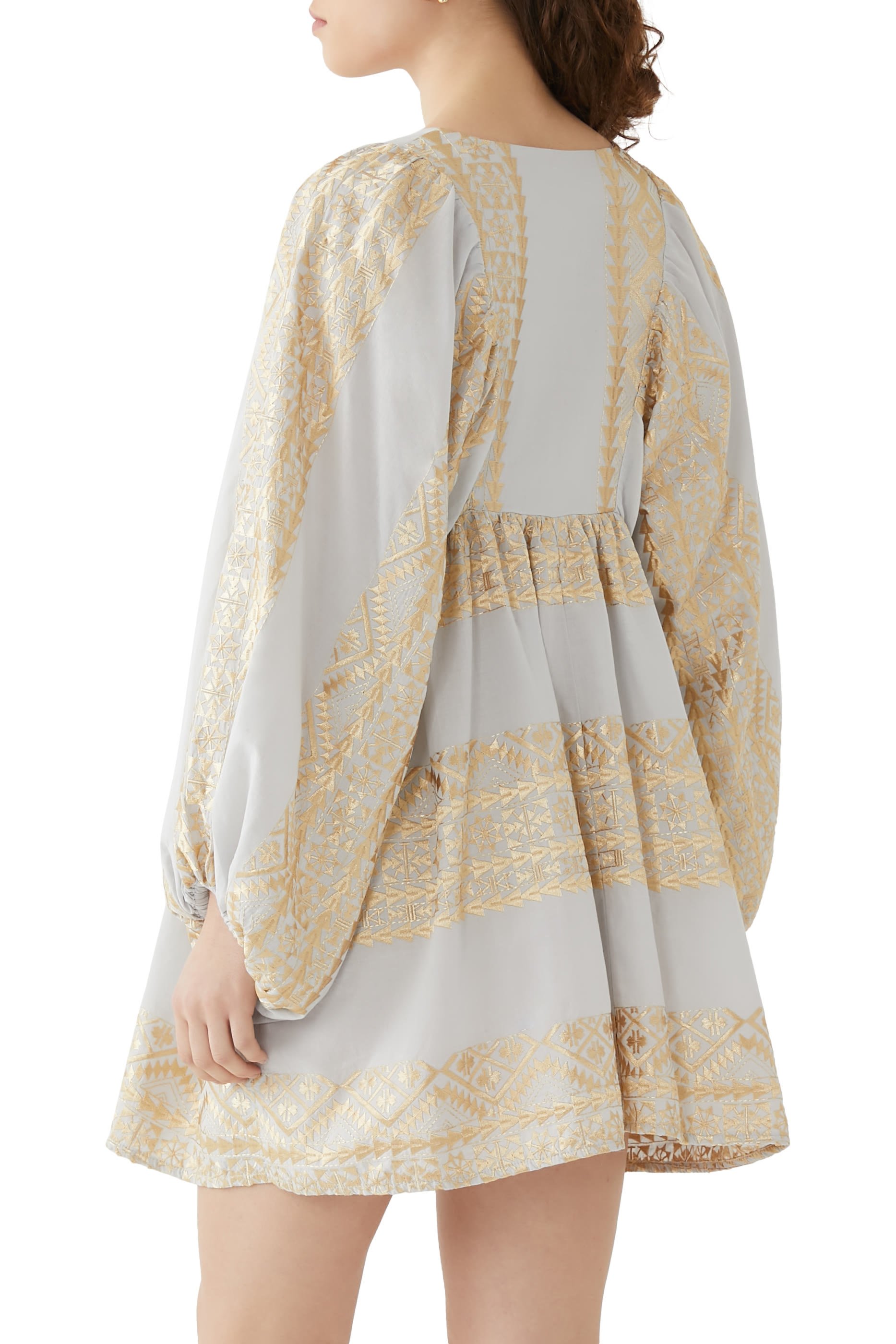 فستان قصير مطرز بالريش