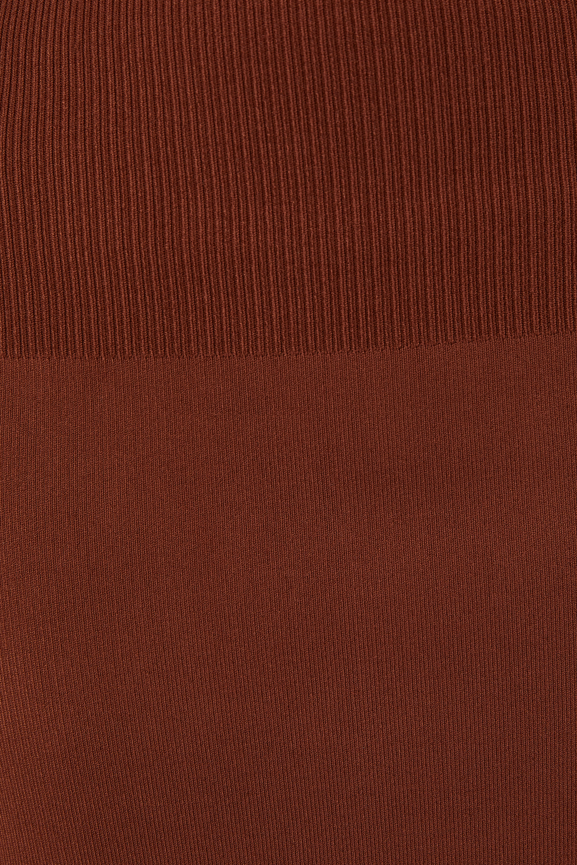 تنورة متوسطة الطول من نسيج مطاطي