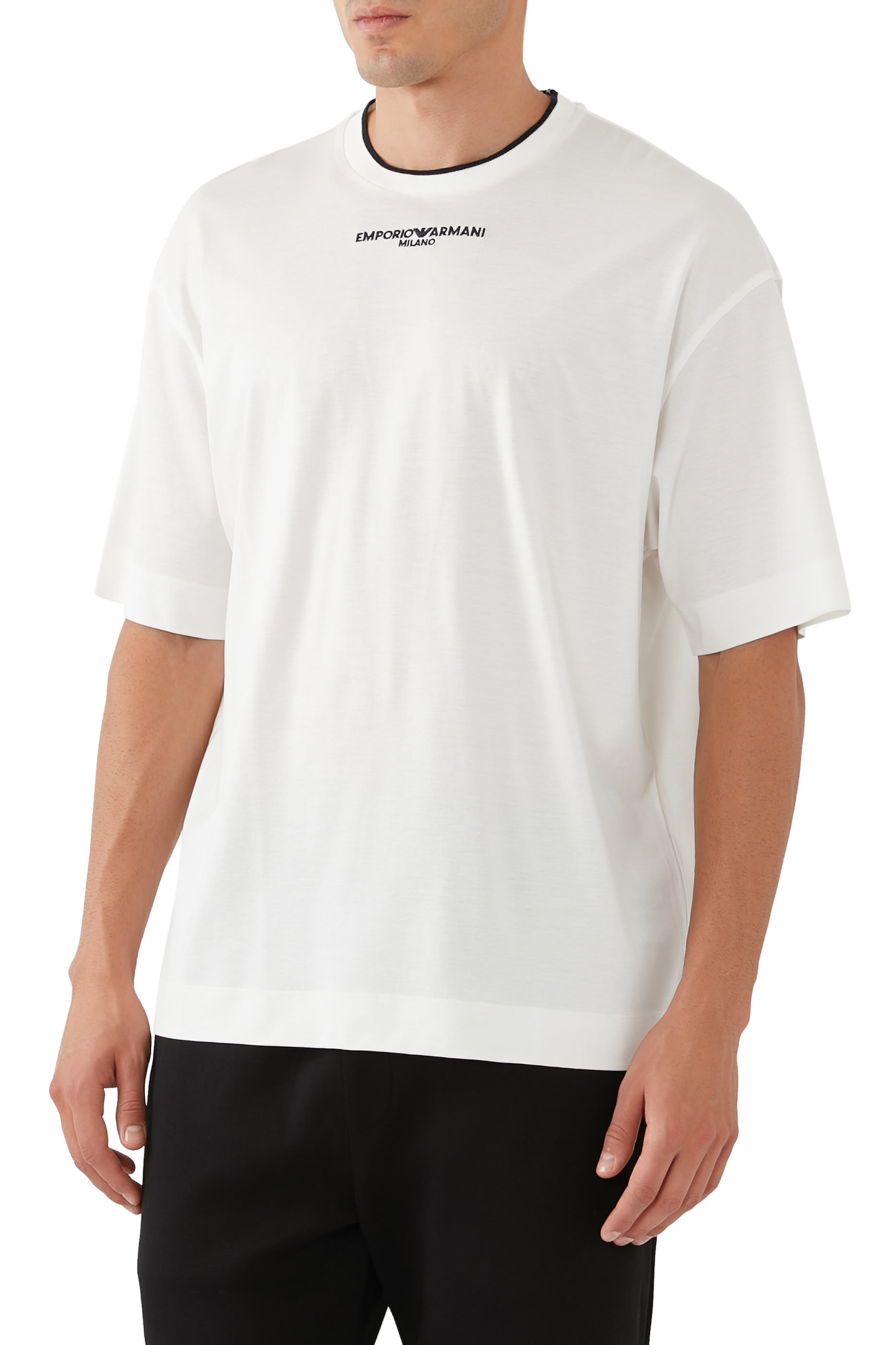 تيشيرت بياقة ضيقة بشعار الماركة