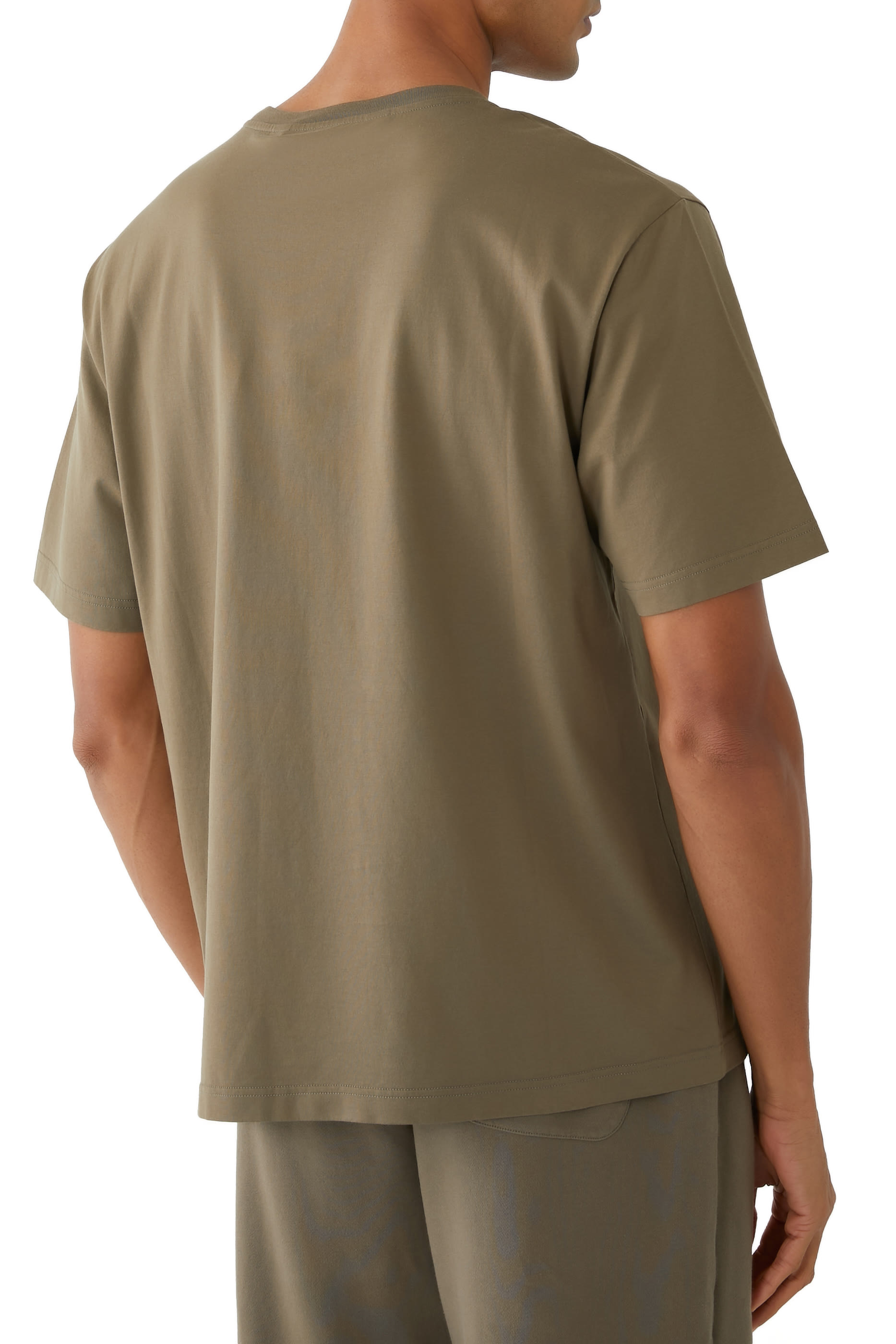 تيشيرت بقصة ضيقة بشعار الماركة كلاسيكي