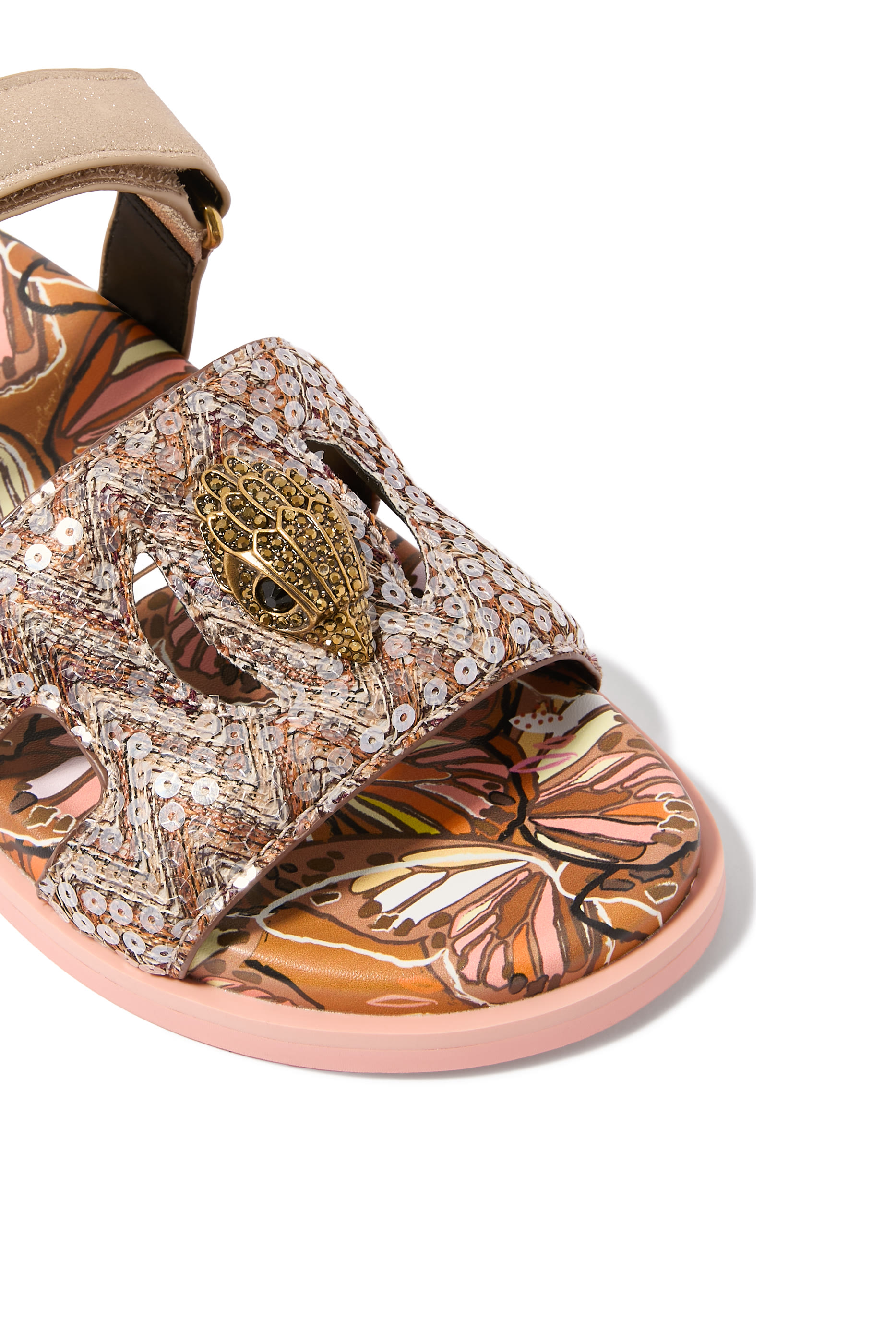 صندل بفتحات وحلية شعار الماركة