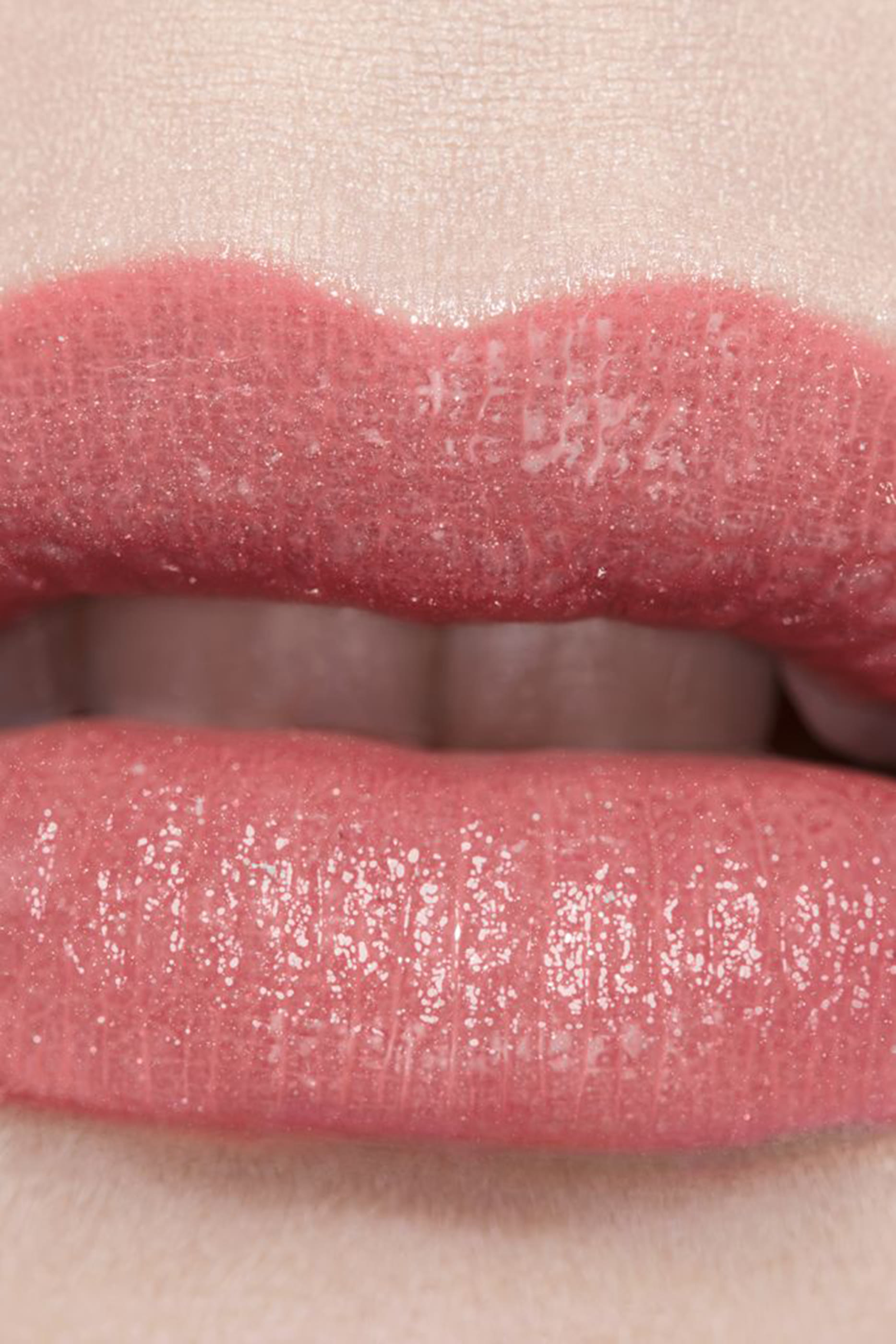 CHANEL ROUGE COCO BAUME بلسم بأصباغ مرطّب، بكثافة قابلة للزيادة لشفاه أكثر جمالًا يومًا بعد يوم.