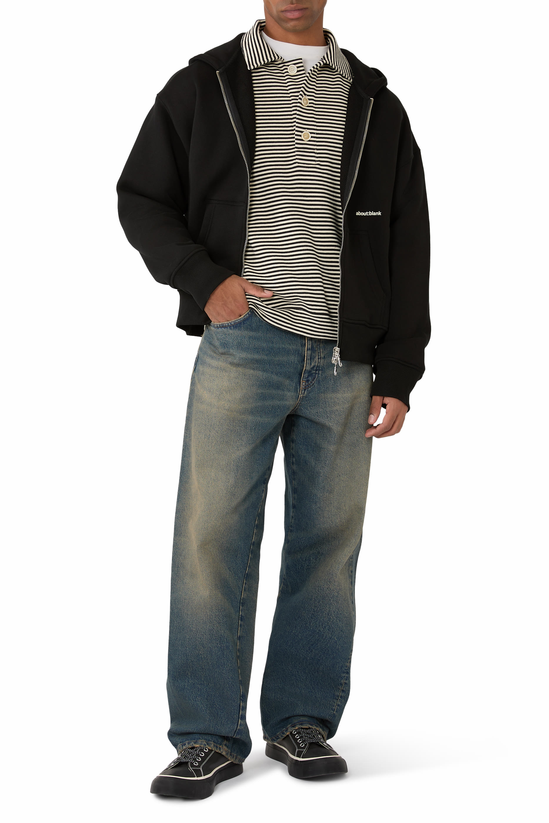 هودي بقصة مربعة بشعار الماركة وسحاب