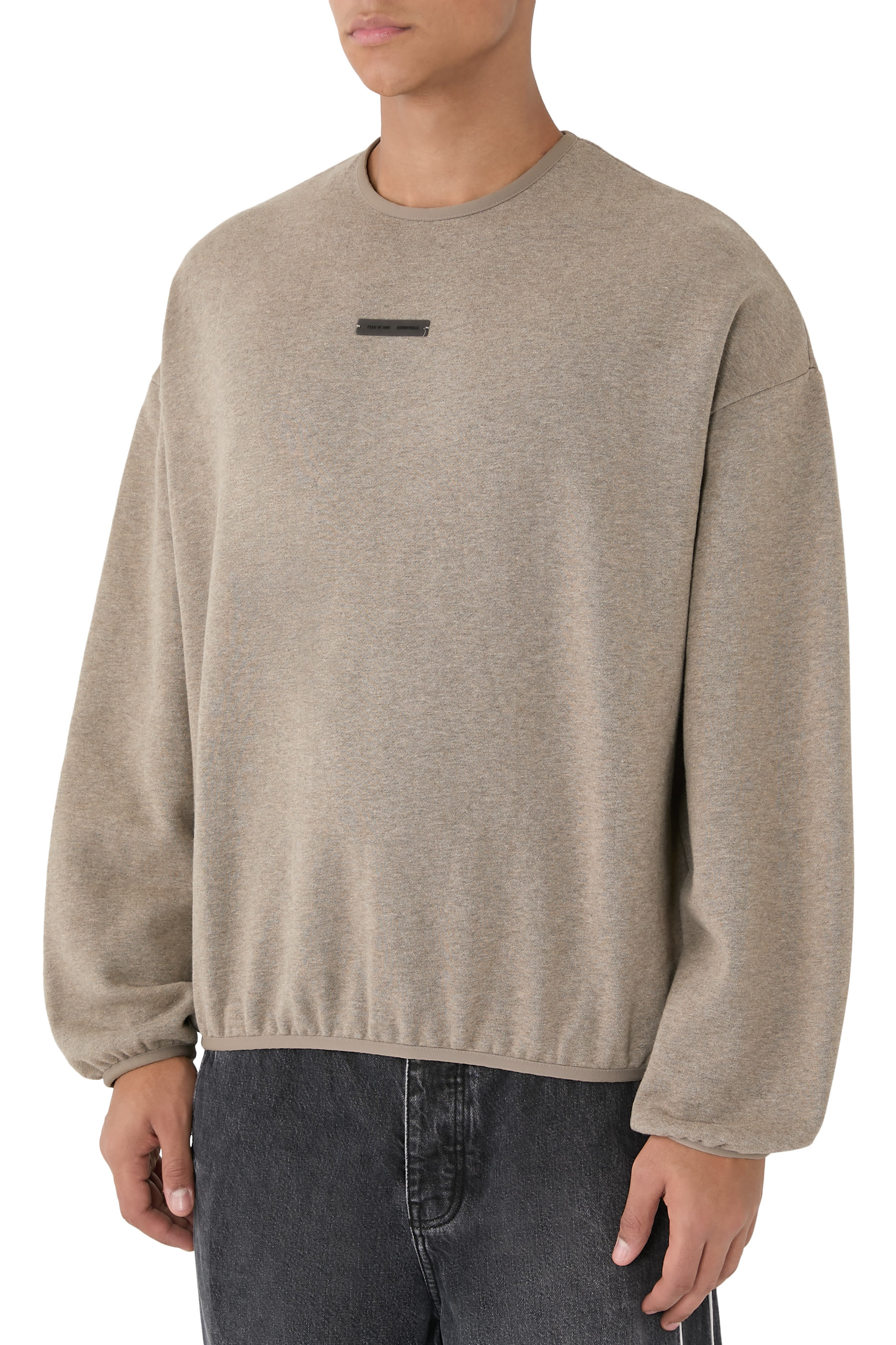 سويت شيرت بياقة ضيقة وقصة عصرية