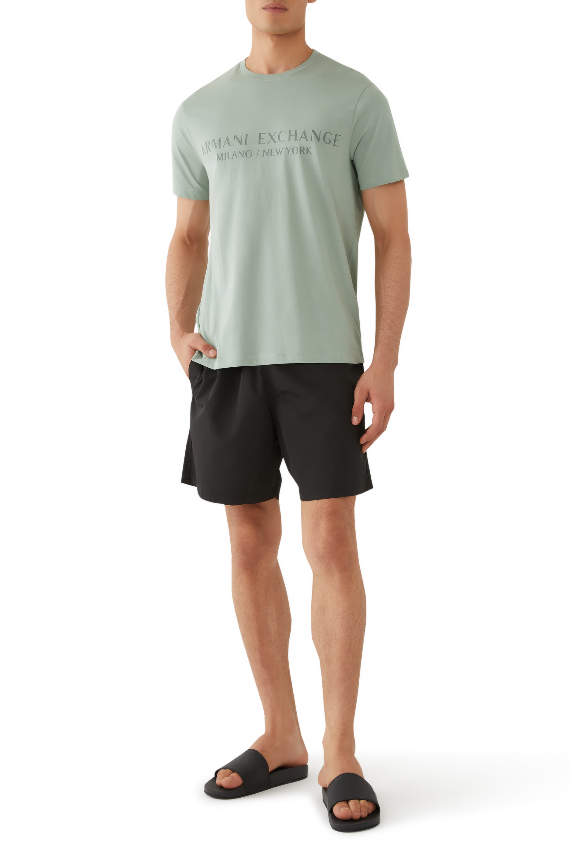 تيشيرت بشعار الماركة بقصة عادية