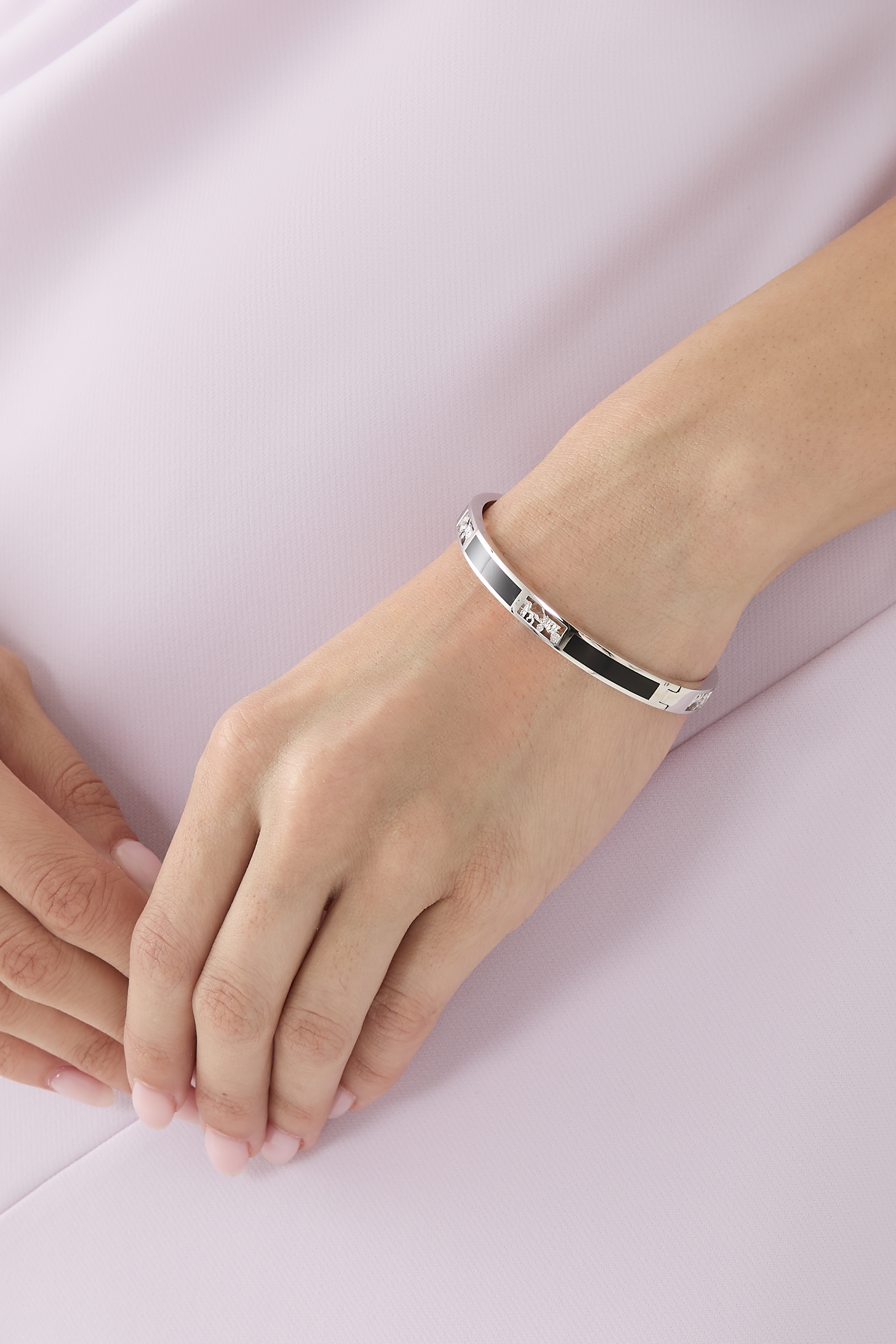 سوار بفتحات بتصميم حصان وعربة مميزة للماركة، نحاس ومينا