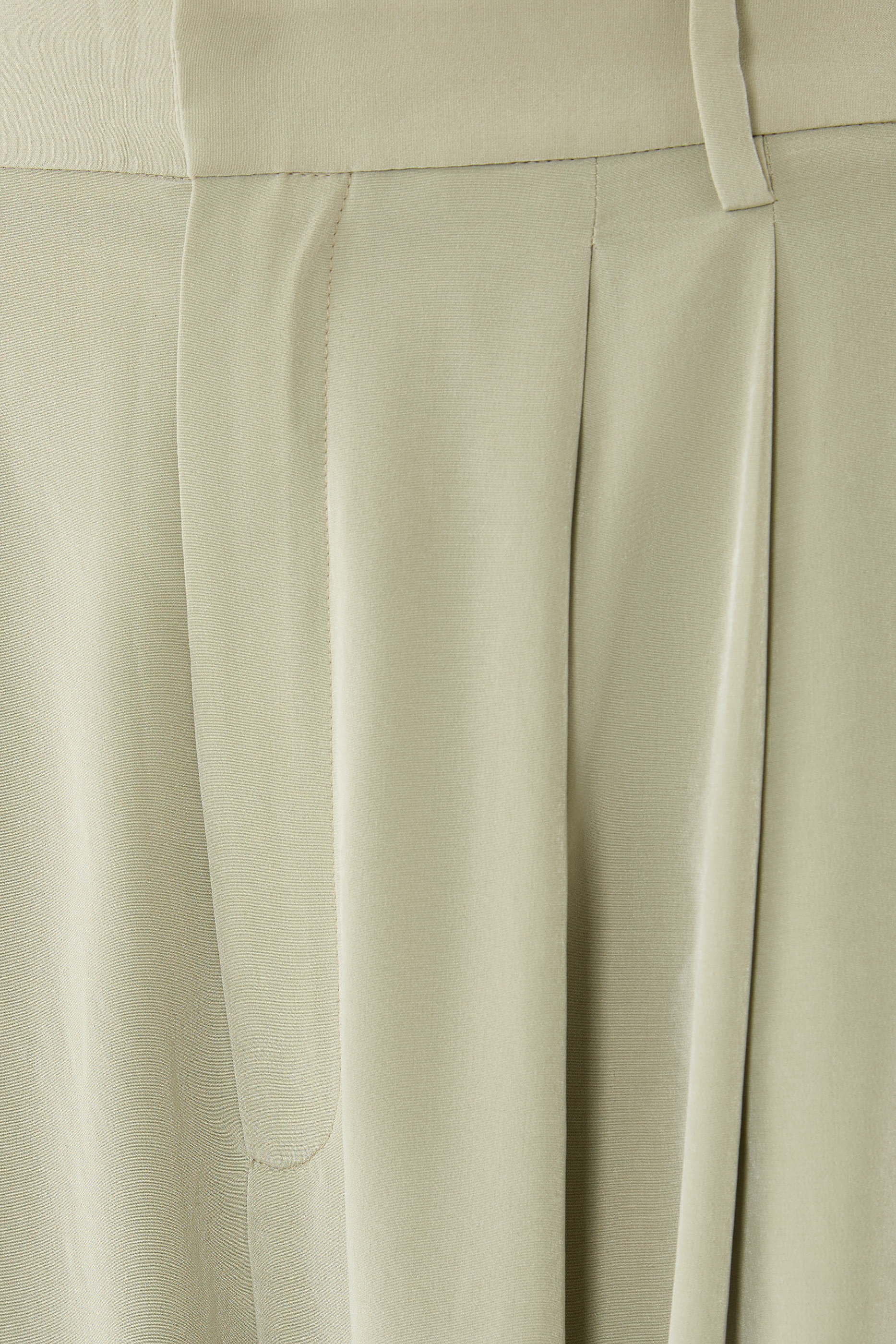 بنطال بدلة بقصة مريحة وثلاث طيات