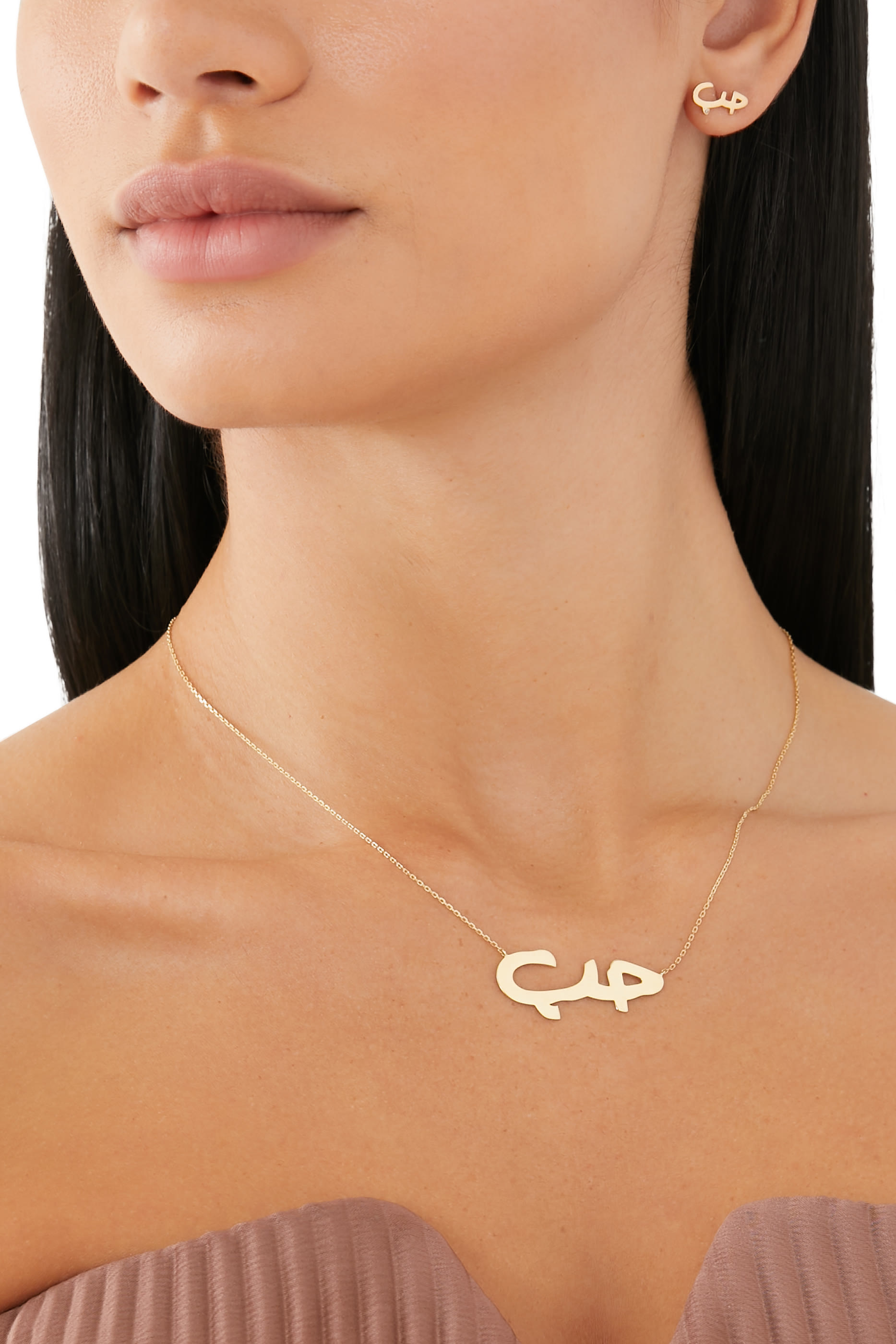 أقراط بتصميم كلمة حب مرصعة بالماس ذهب أصفر عيار 18