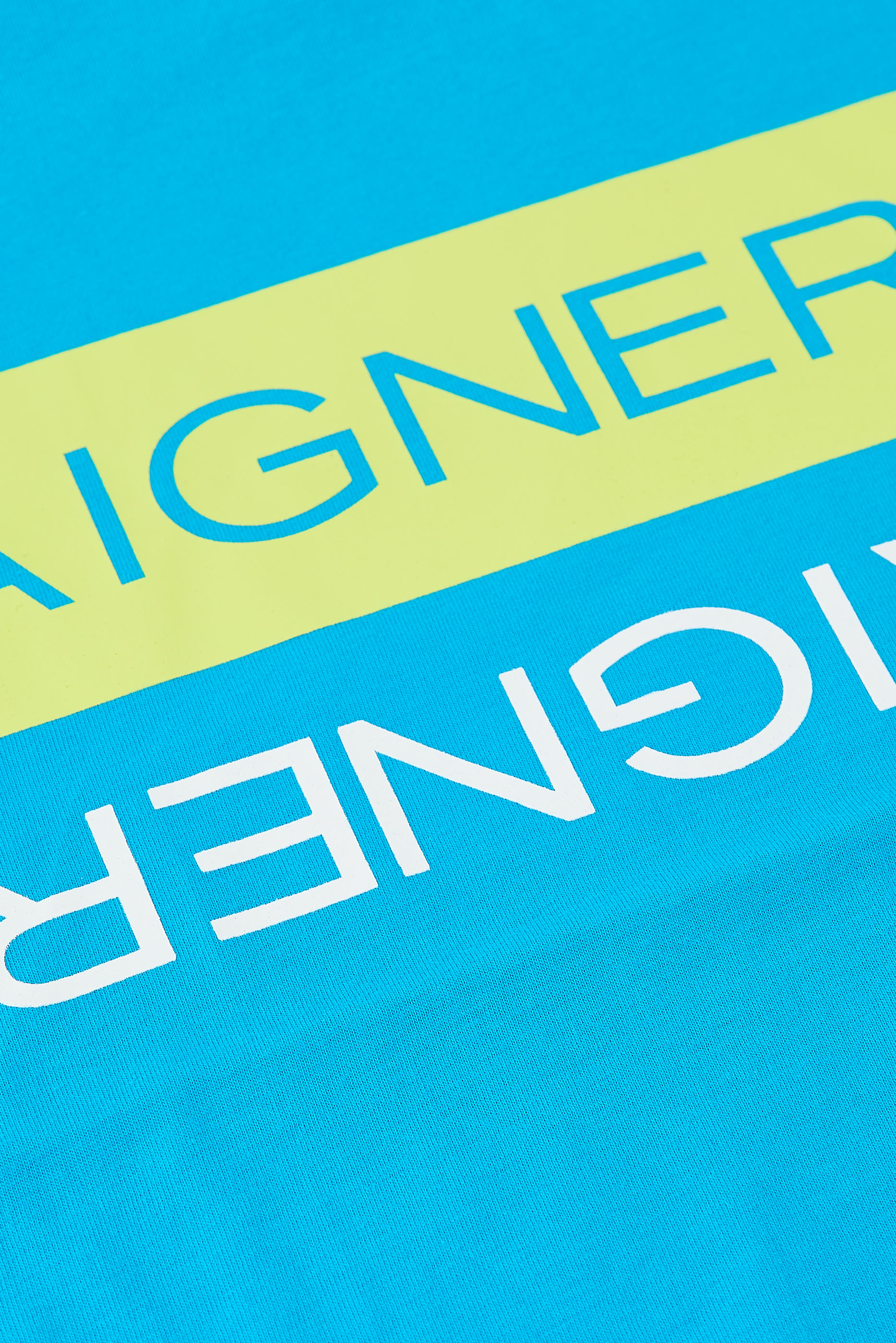 تيشيرت بطبعات شعار الماركة للأطفال