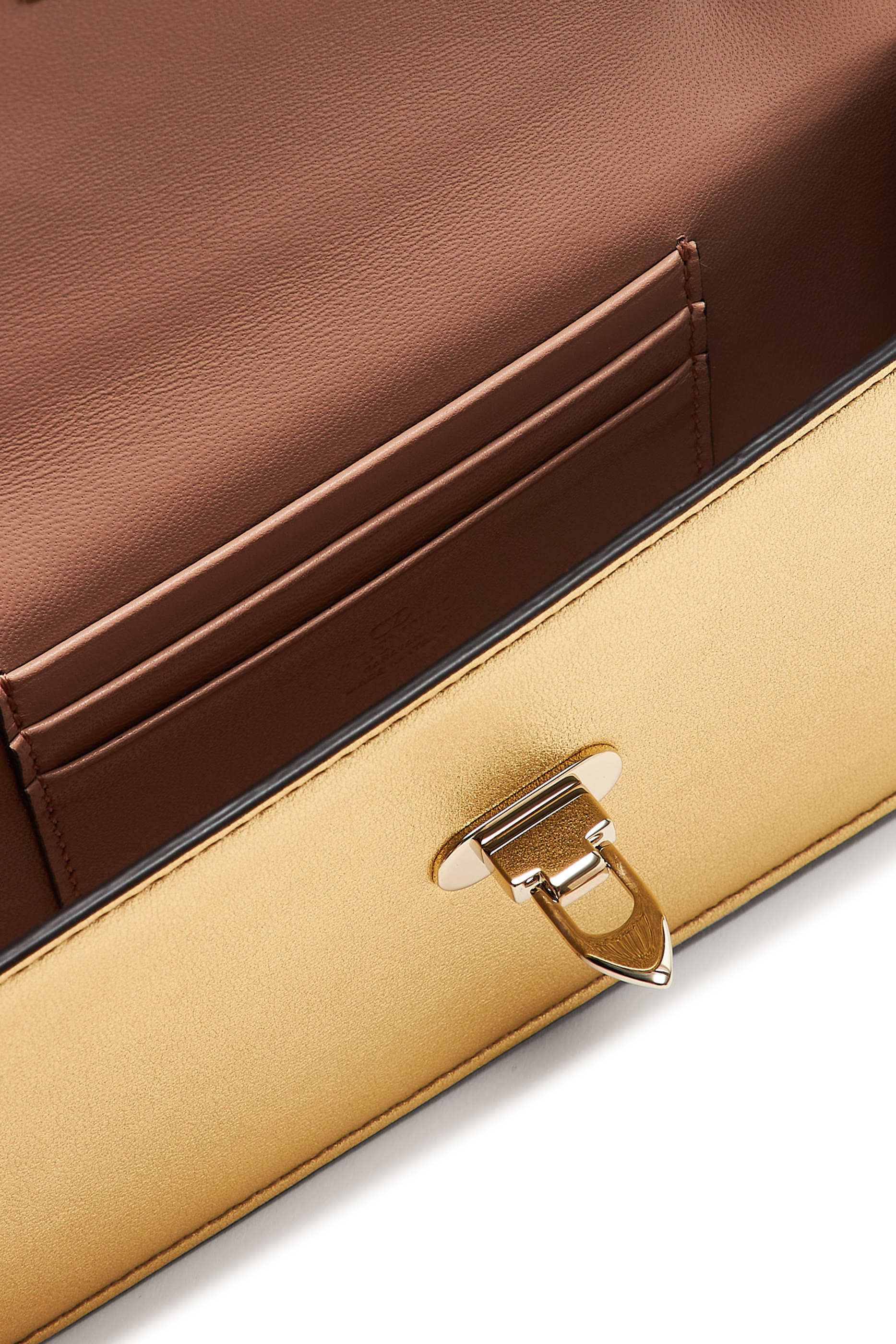 حقيبة صغيرة  بحلي هرمية