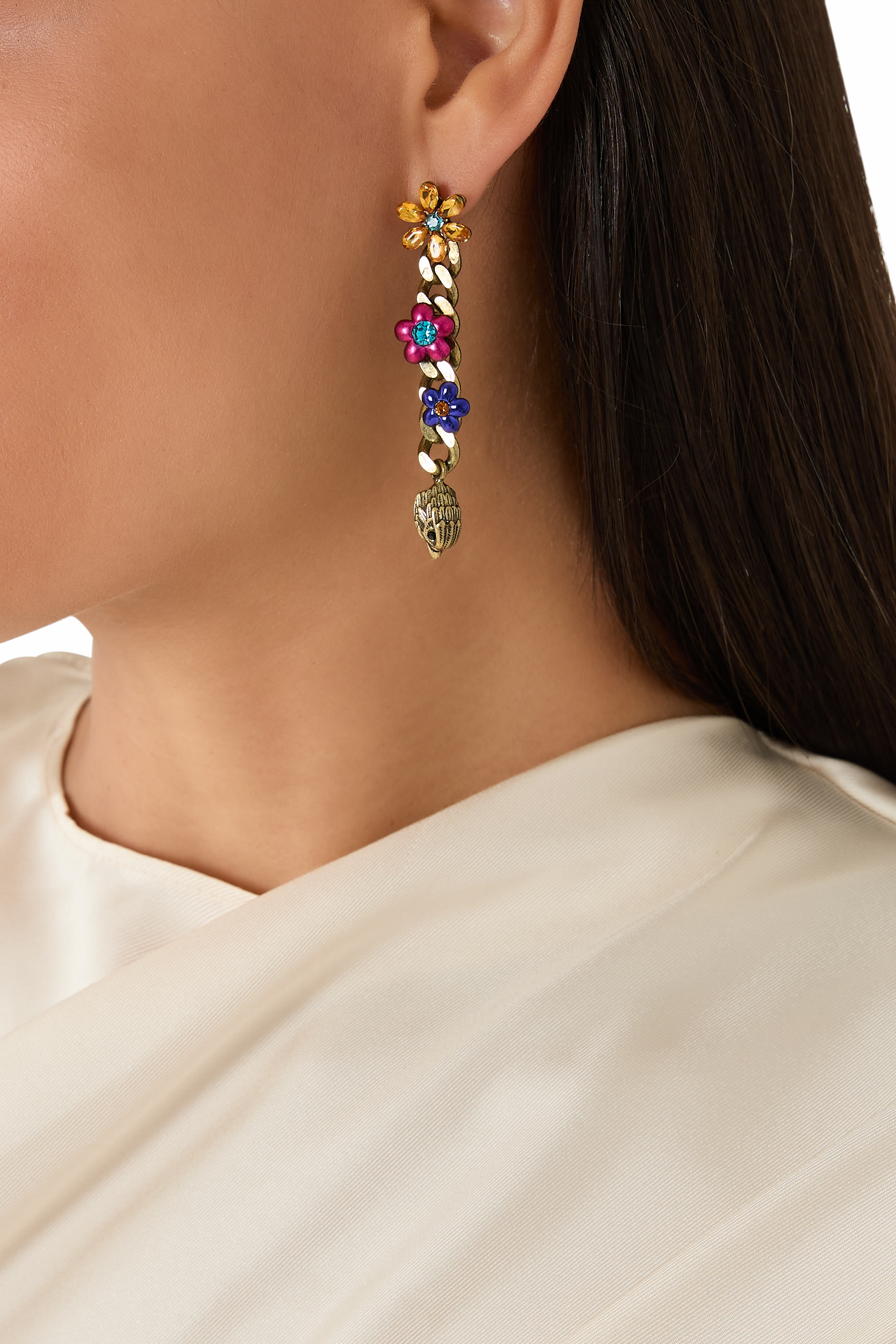 أقراط متدلية بتصميم شعار الماركة مزين بزهور نحاس