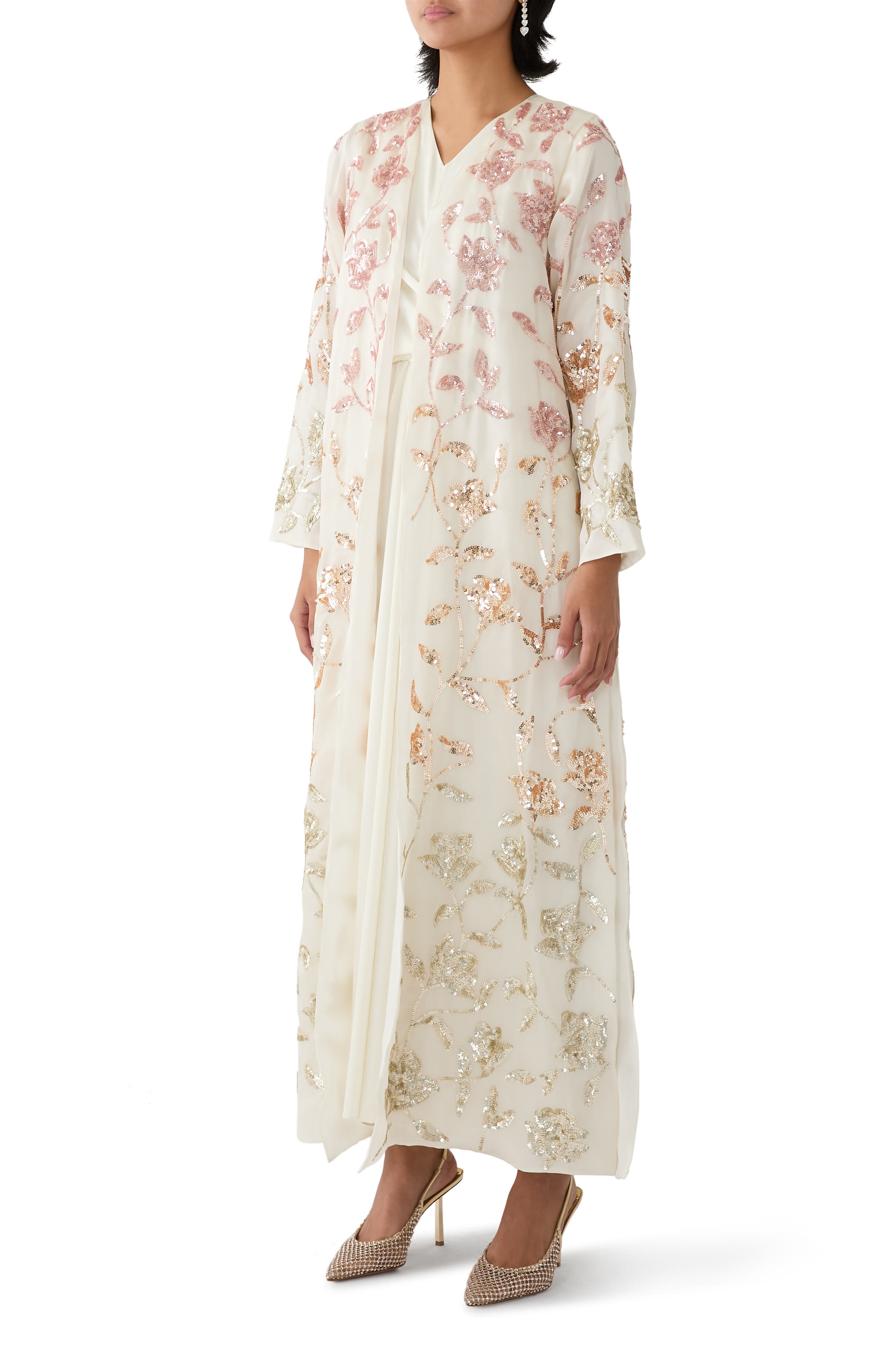 كاب أورجانزا مطرز كليا بالترتر مع فستان داخلي