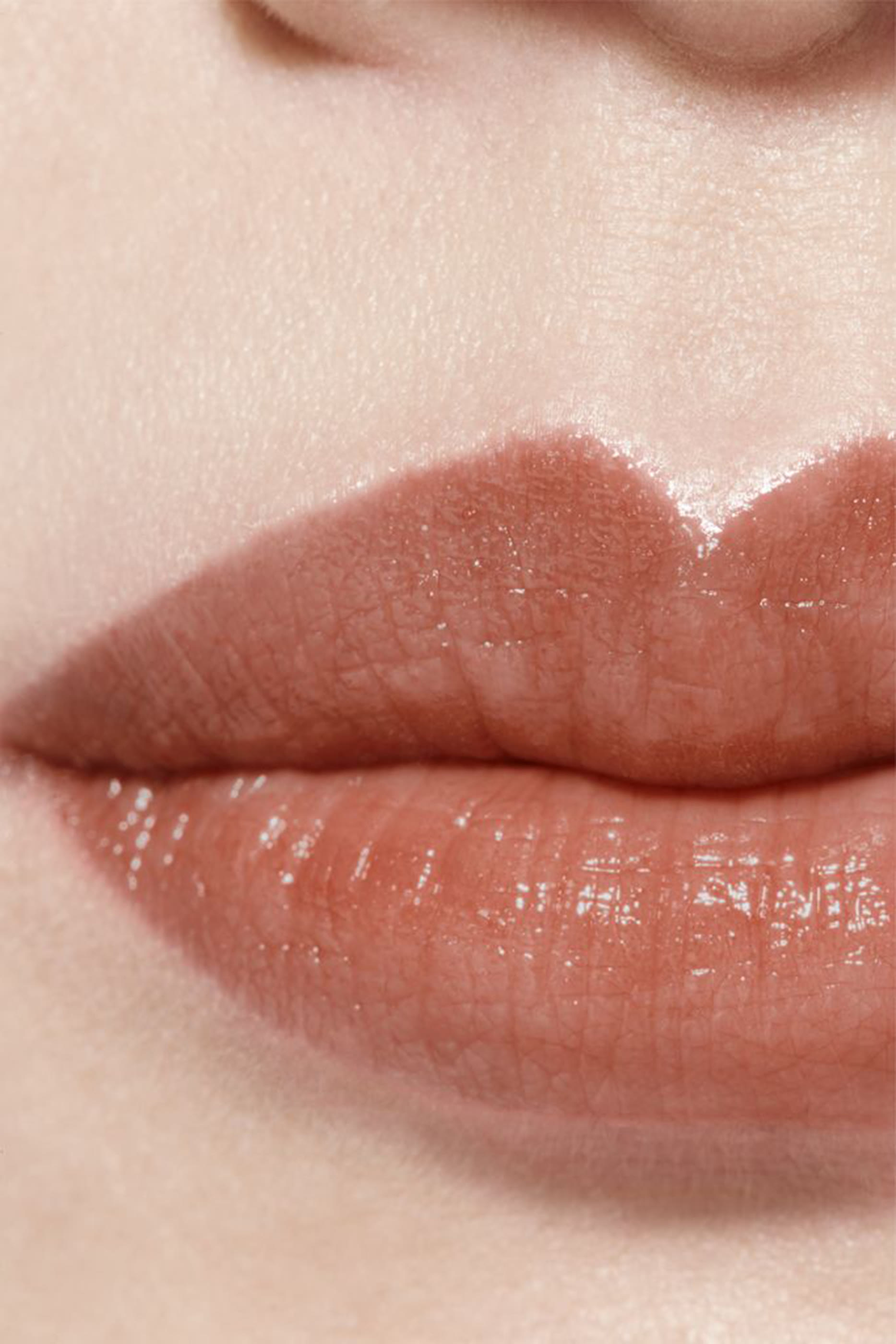 CHANEL ROUGE COCO BAUME بلسم بأصباغ مرطّب، بكثافة قابلة للزيادة لشفاه أكثر جمالًا يومًا بعد يوم.