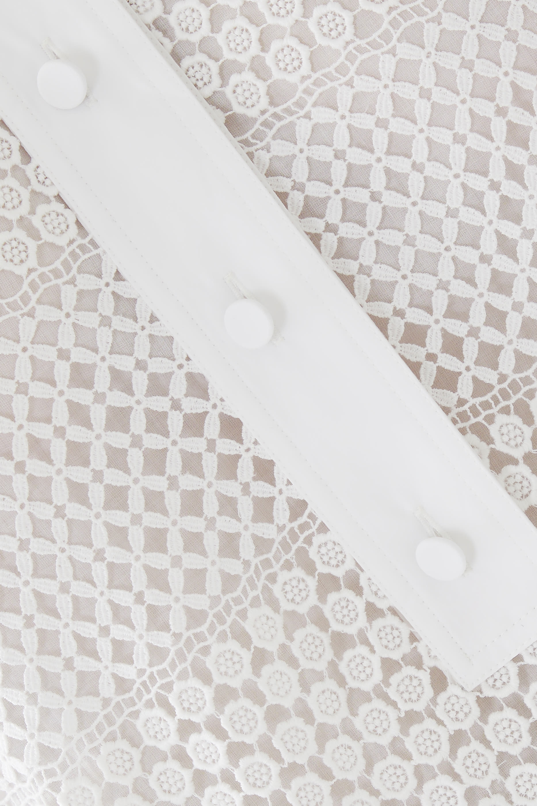 قميص مخطط بتفاصيل مكرميه