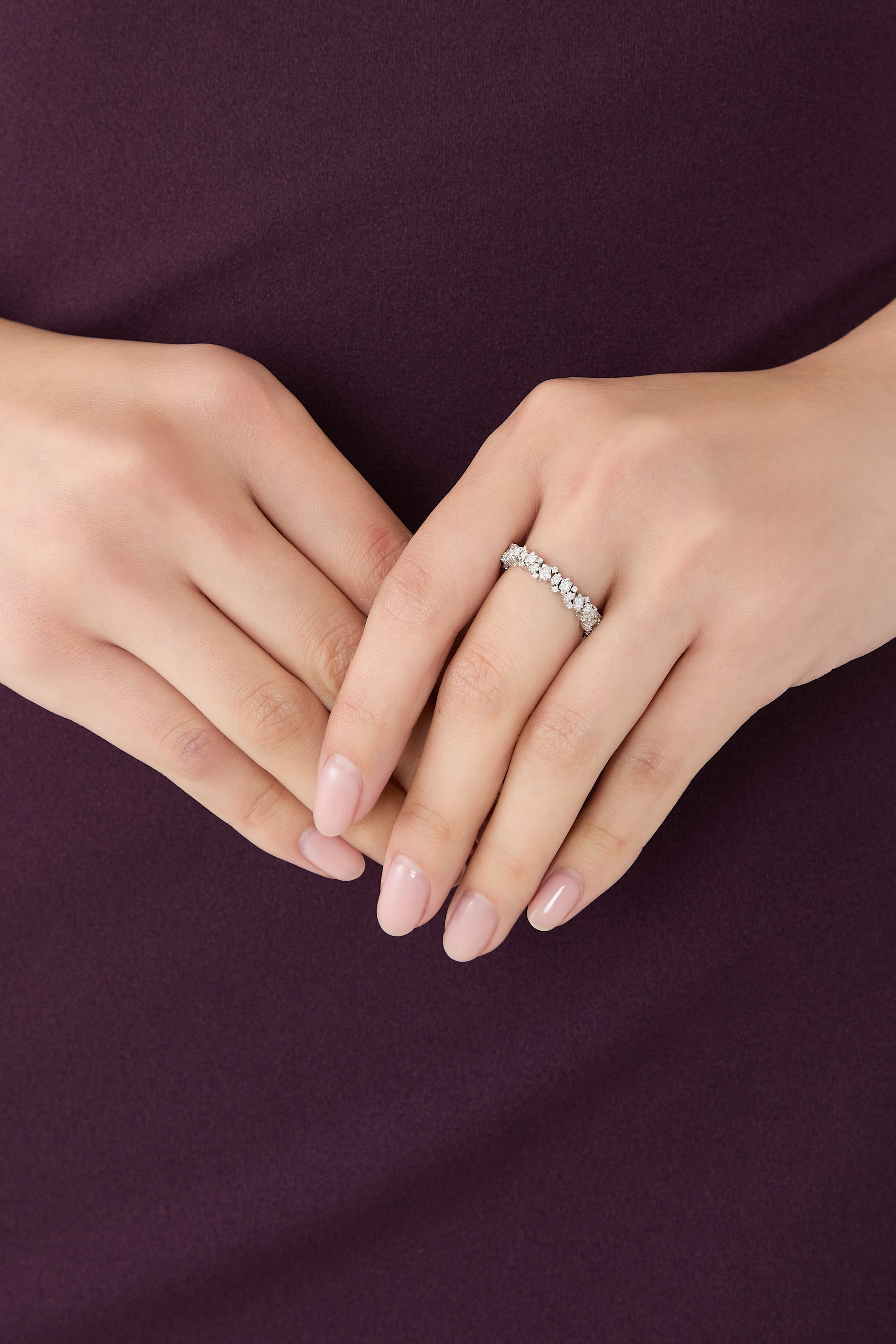 خاتم ايترنيتي رفيع مرصع بالماس بتصميم برنسيس، ذهب أبيض عيار 18