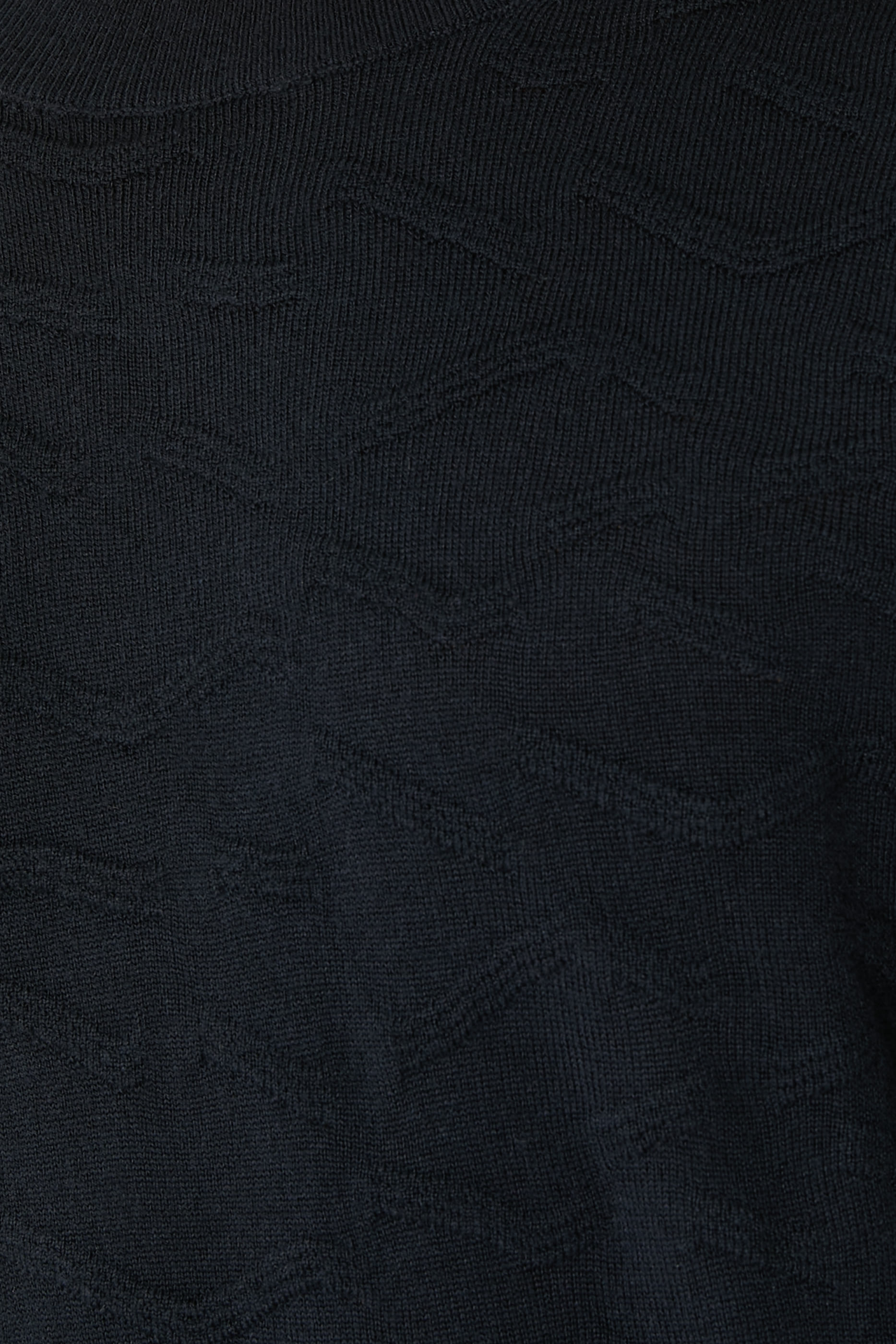 كنزة بتصميم متموج بارزة الملمس