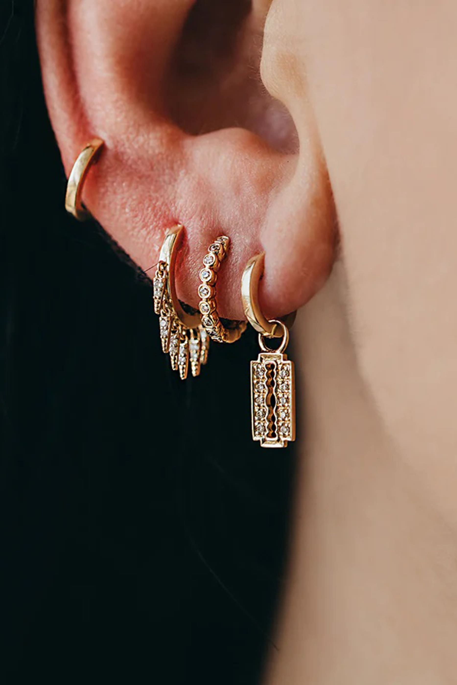 أقراط هاجي دائرية بشراشيب مرصعة بالماس